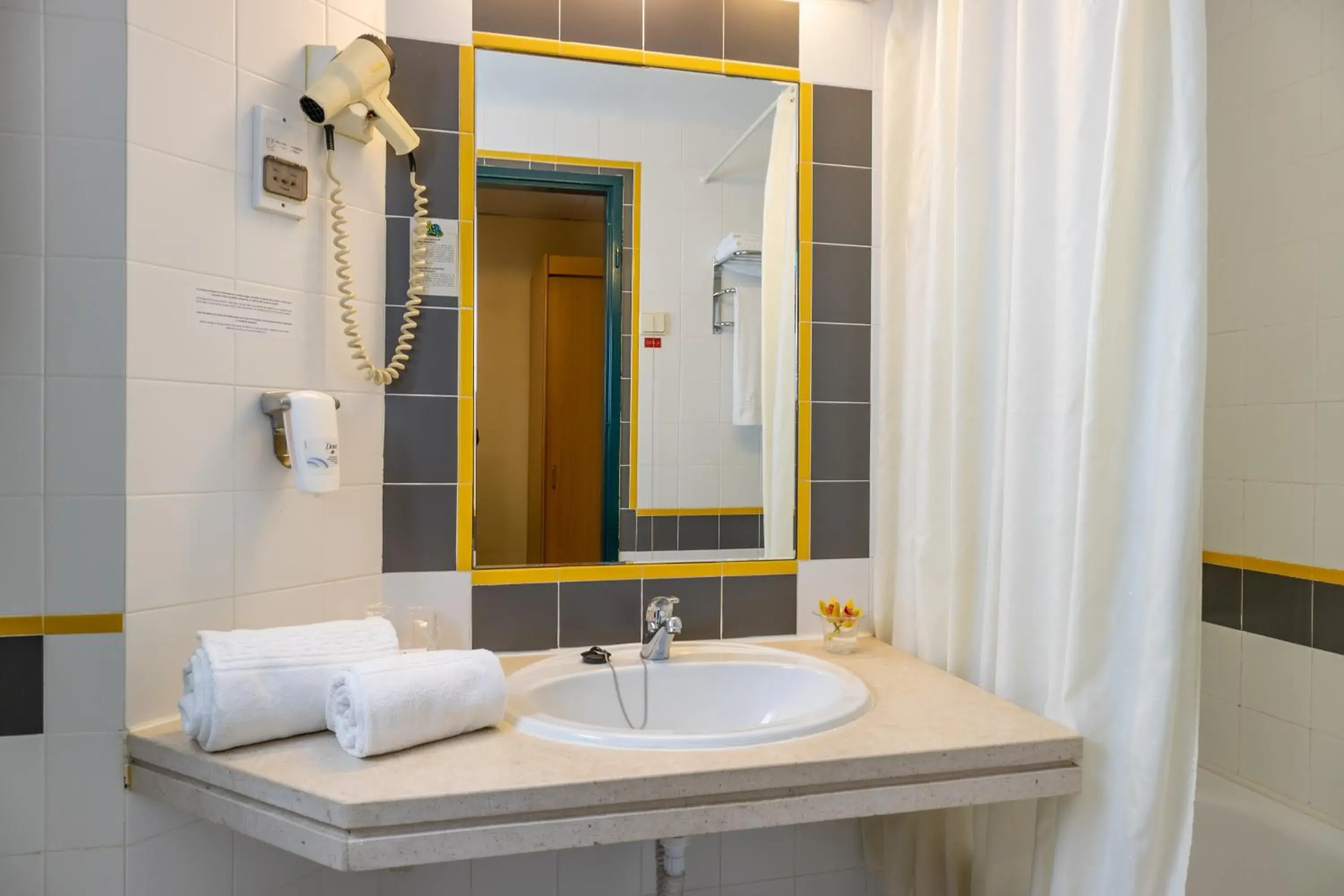 Bathroom in Flag Hotel Guimarães Fafe Bathroom in Flag Hotel Guimarães Fafe