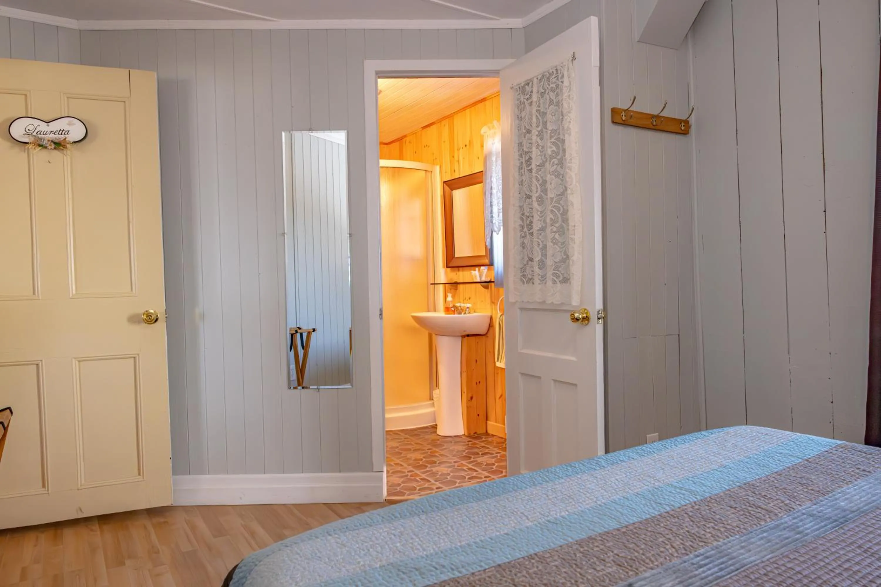 Bathroom, Bed in Gite la Maison Rochefort