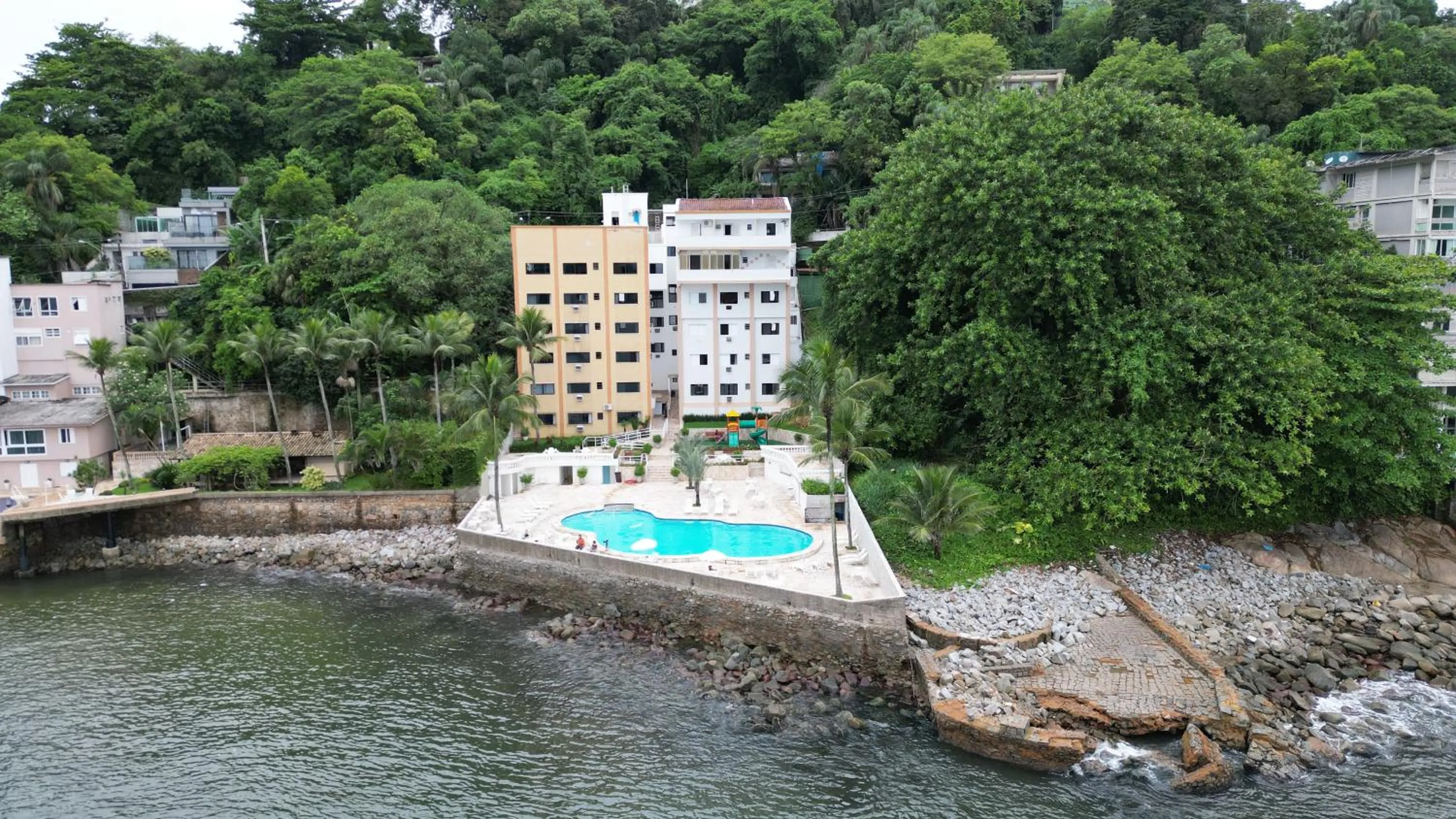 Property building in Ilha Porchat Hotel