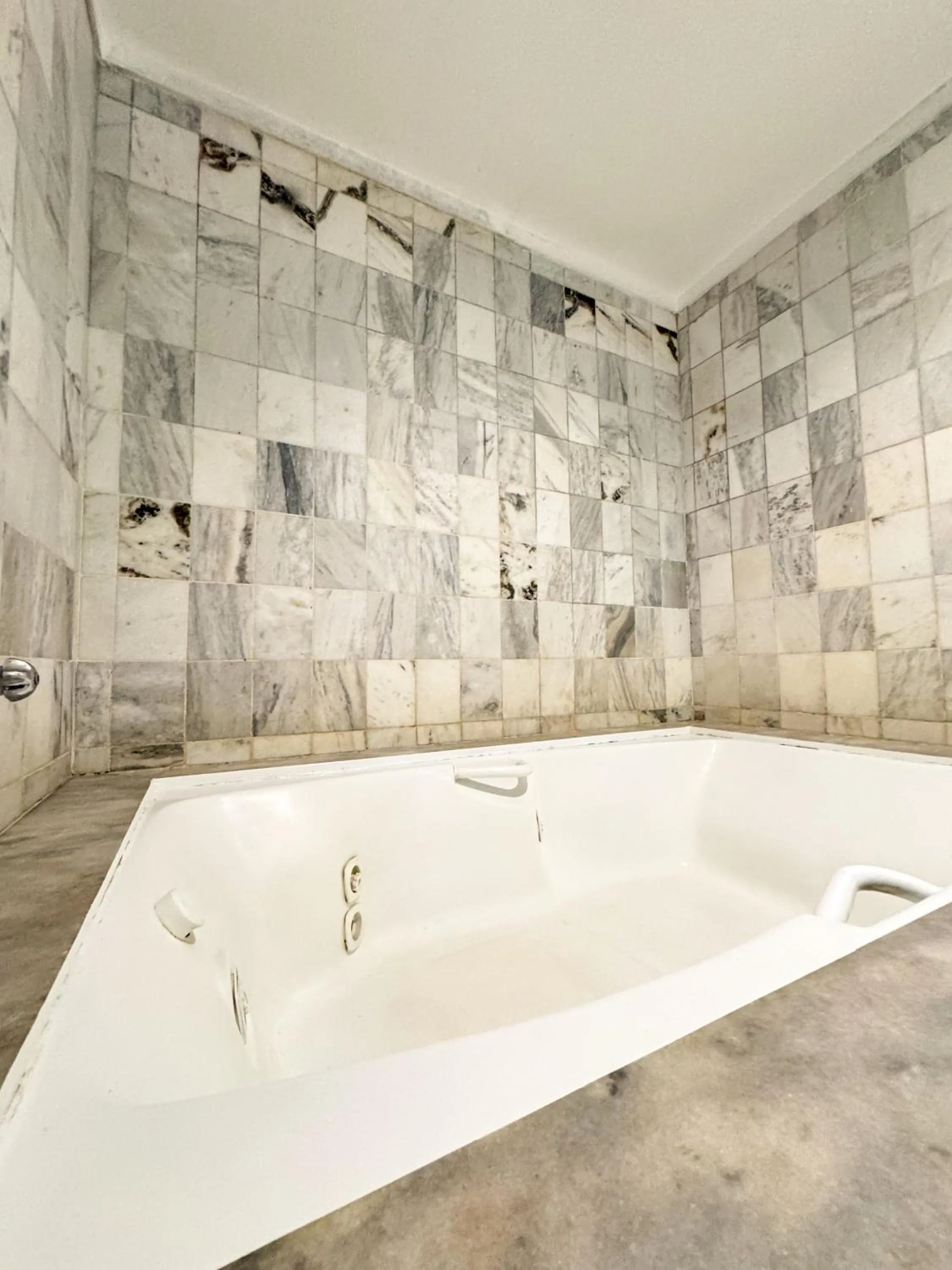 Hot Tub in Ilha Porchat Hotel