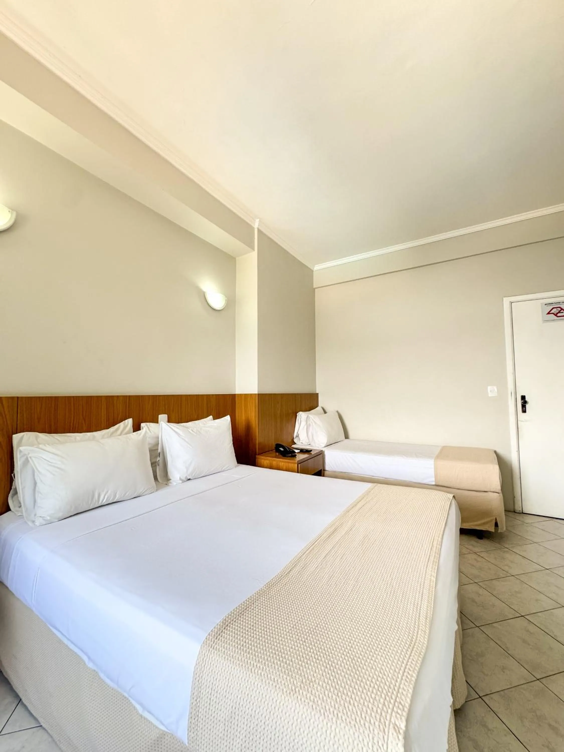 Photo of the whole room, Bed in Ilha Porchat Hotel
