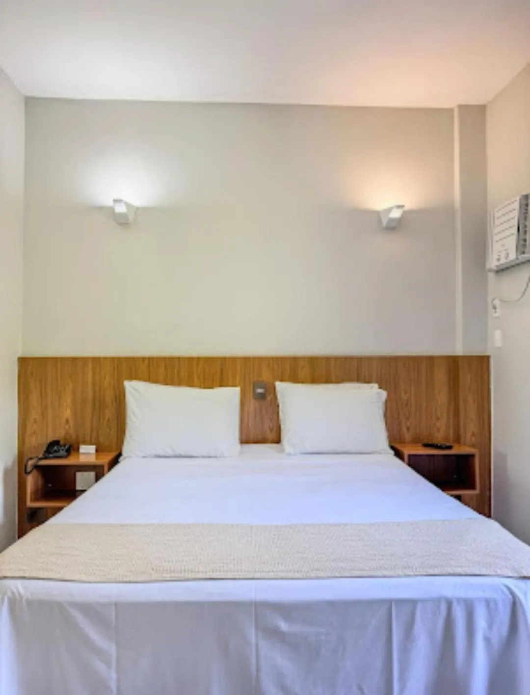 Property building, Bed in Ilha Porchat Hotel