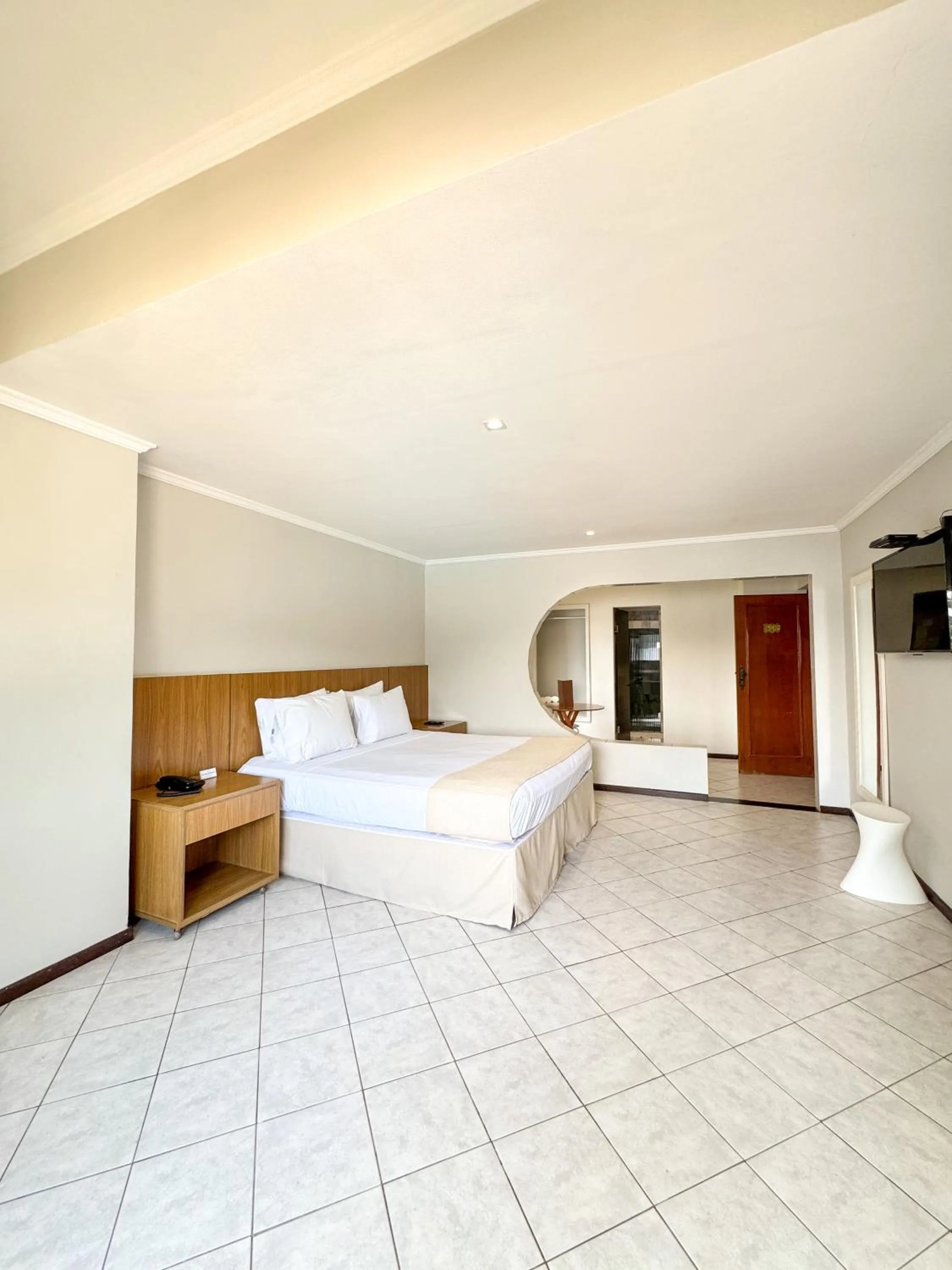 Photo of the whole room, Bed in Ilha Porchat Hotel