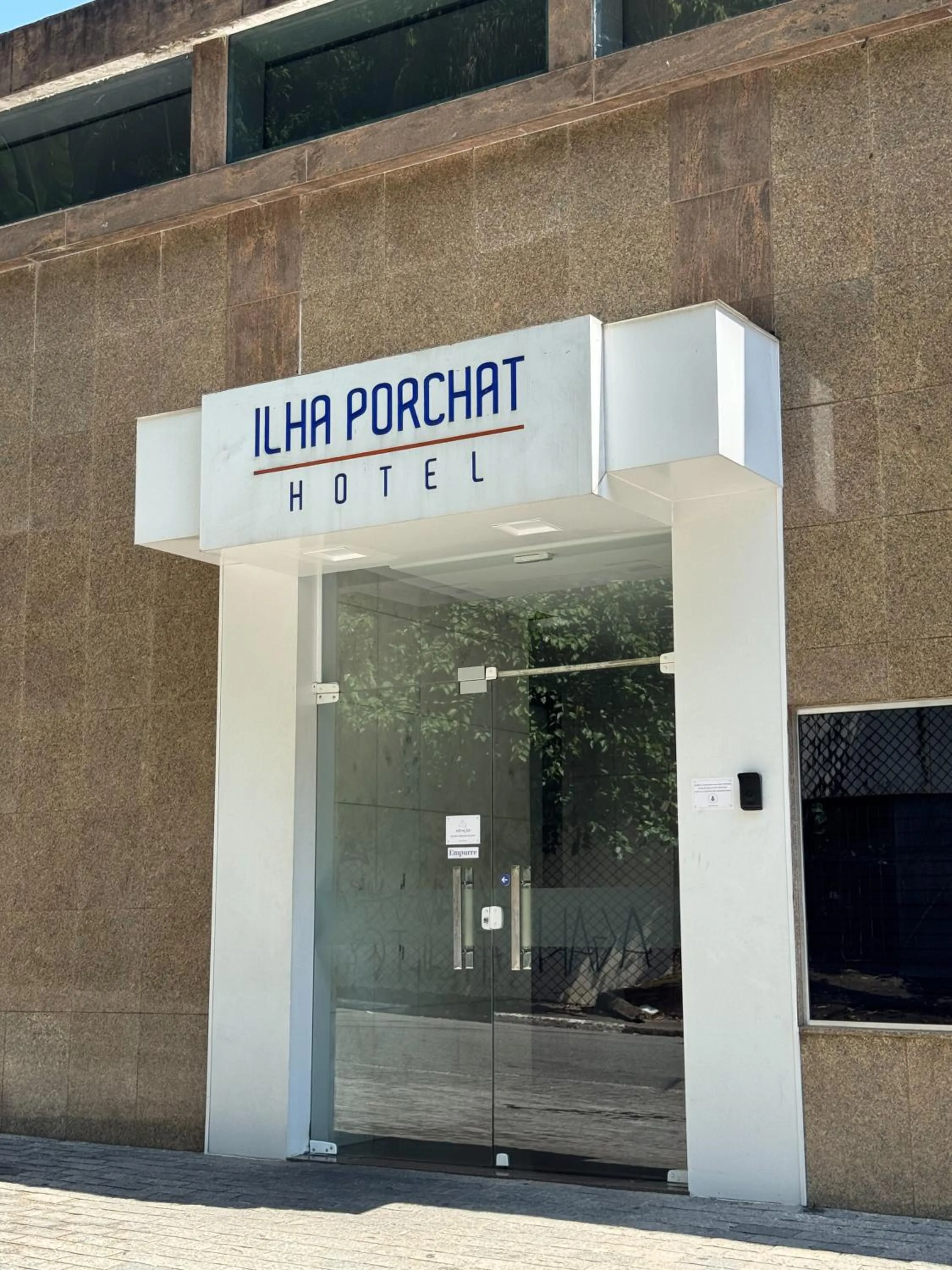 Property building in Ilha Porchat Hotel