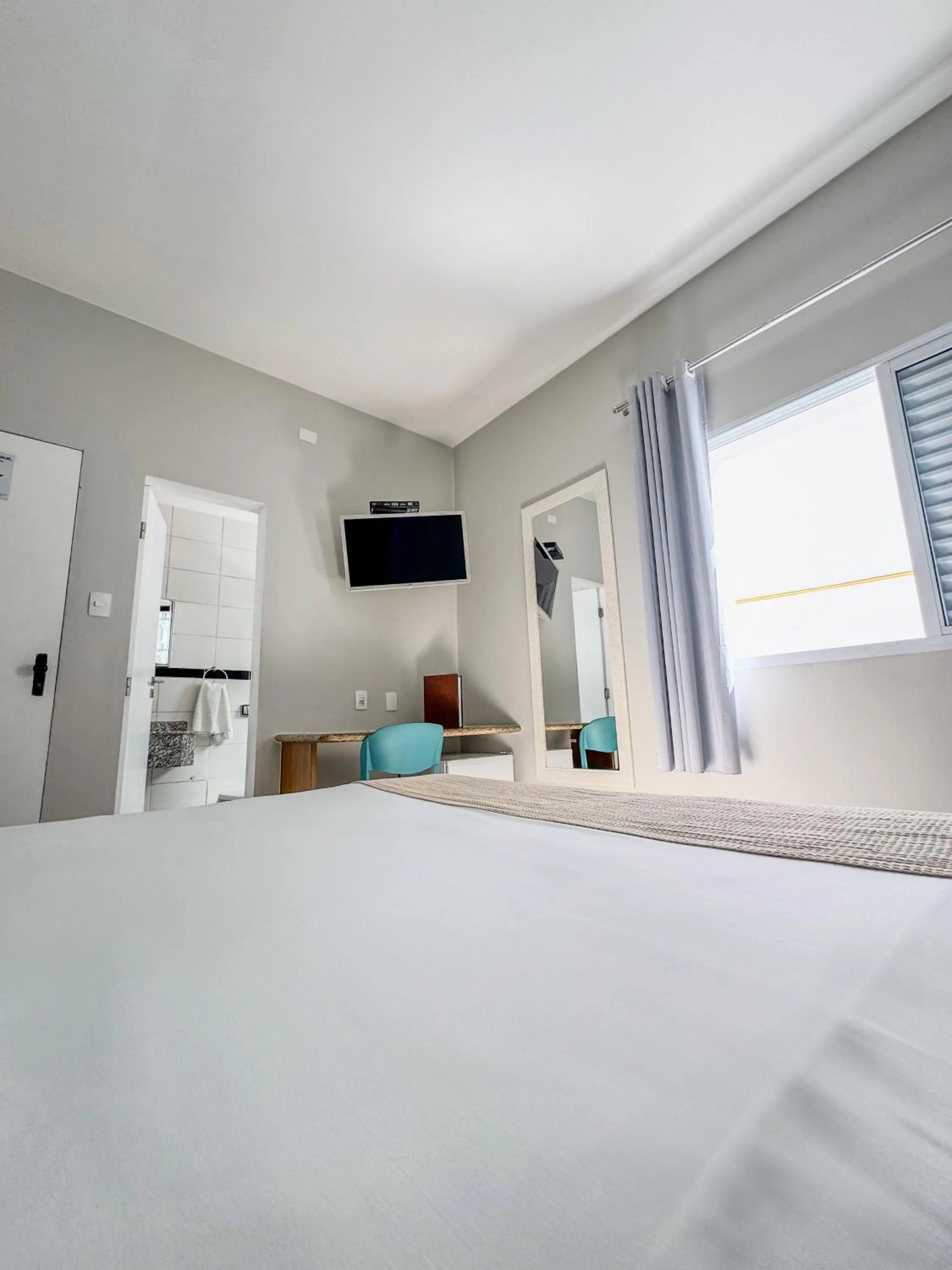 Photo of the whole room, Bed in Ilha Porchat Hotel