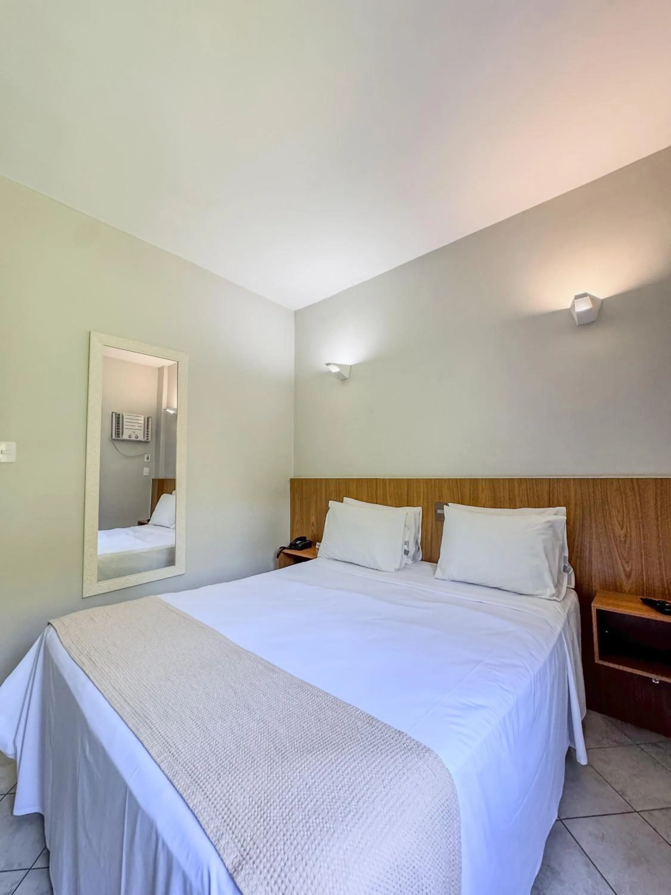 Property building, Bed in Ilha Porchat Hotel