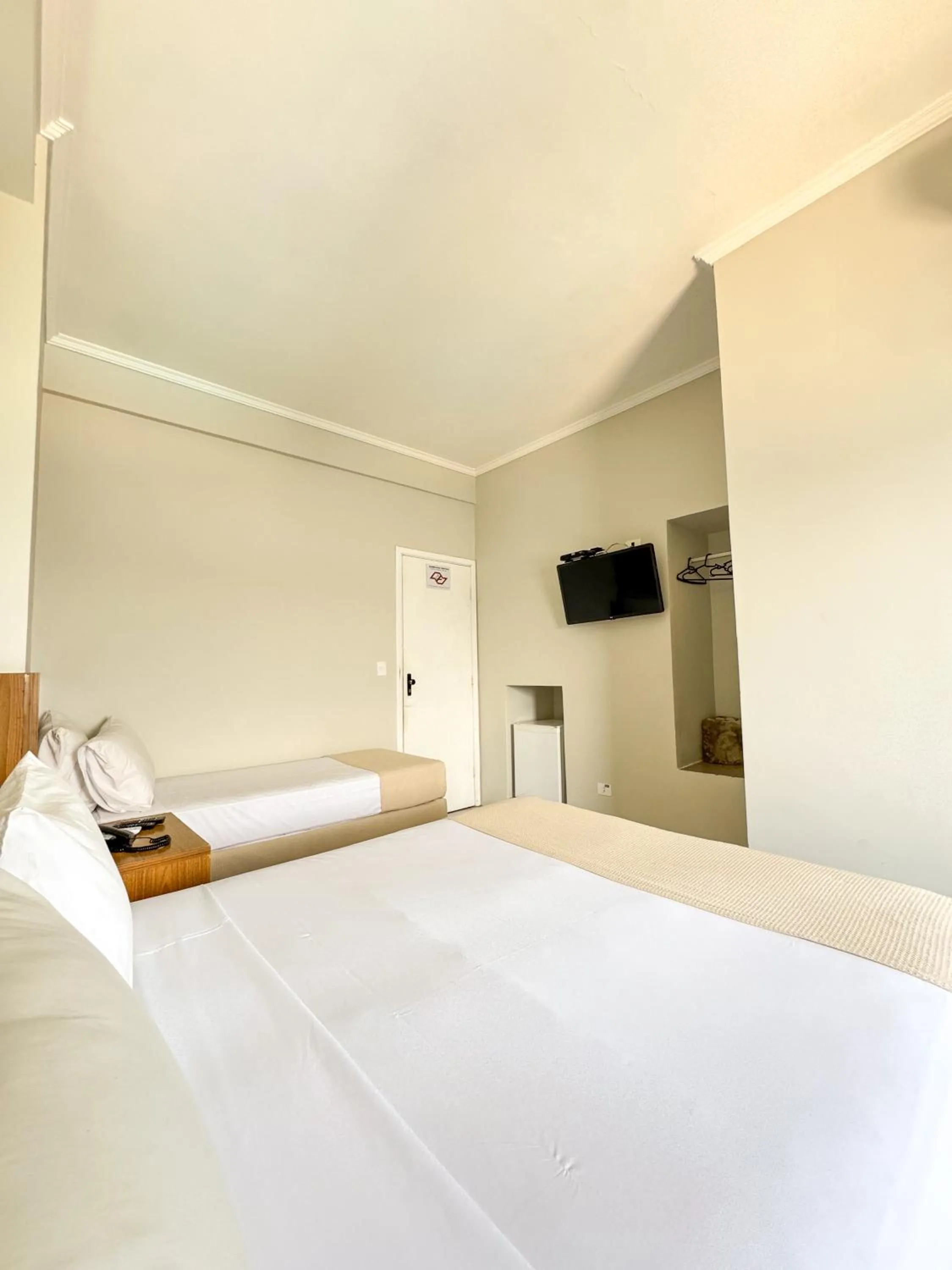 Photo of the whole room, Bed in Ilha Porchat Hotel