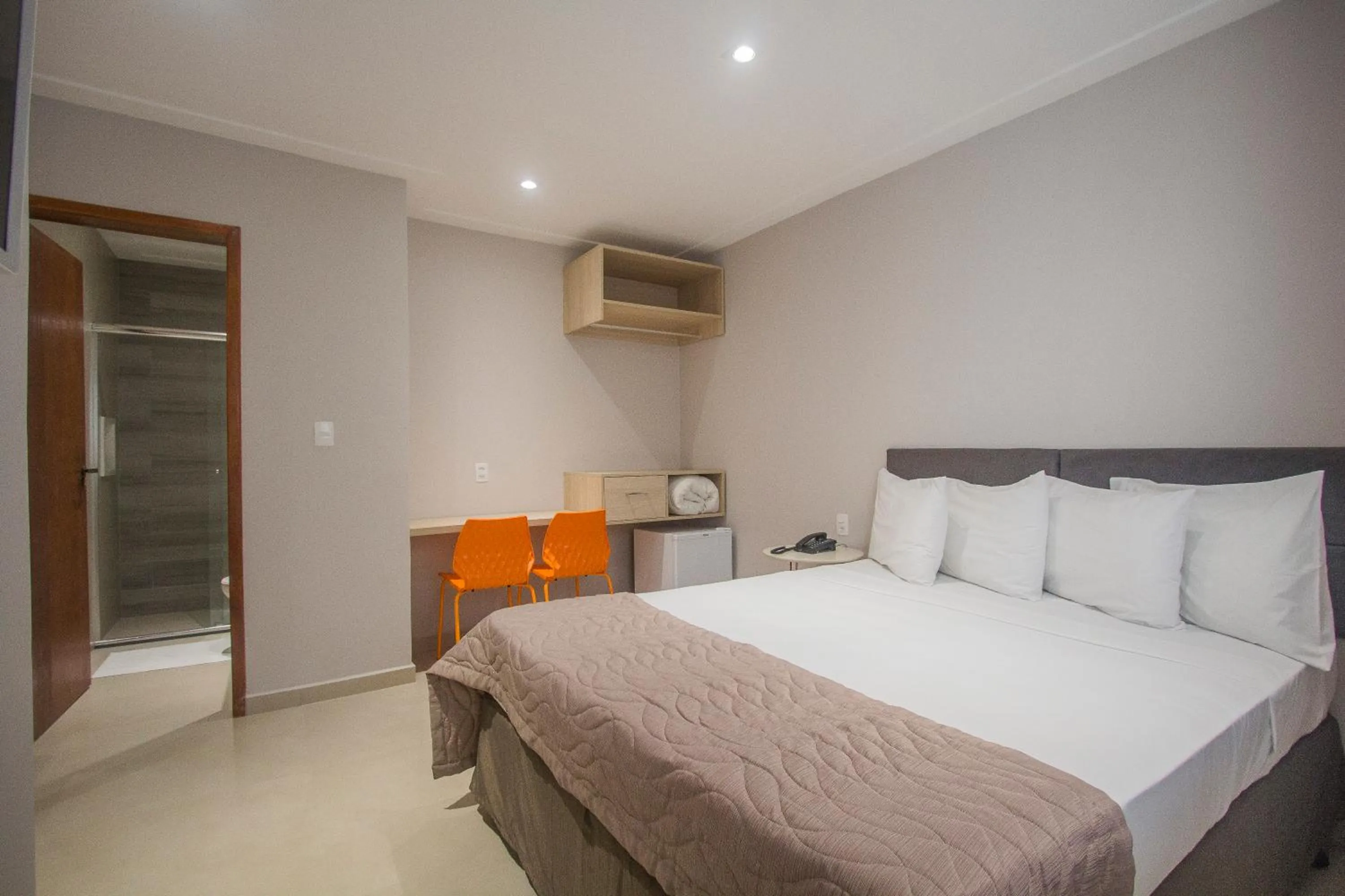 Photo of the whole room, Bed in Ilha Porchat Hotel