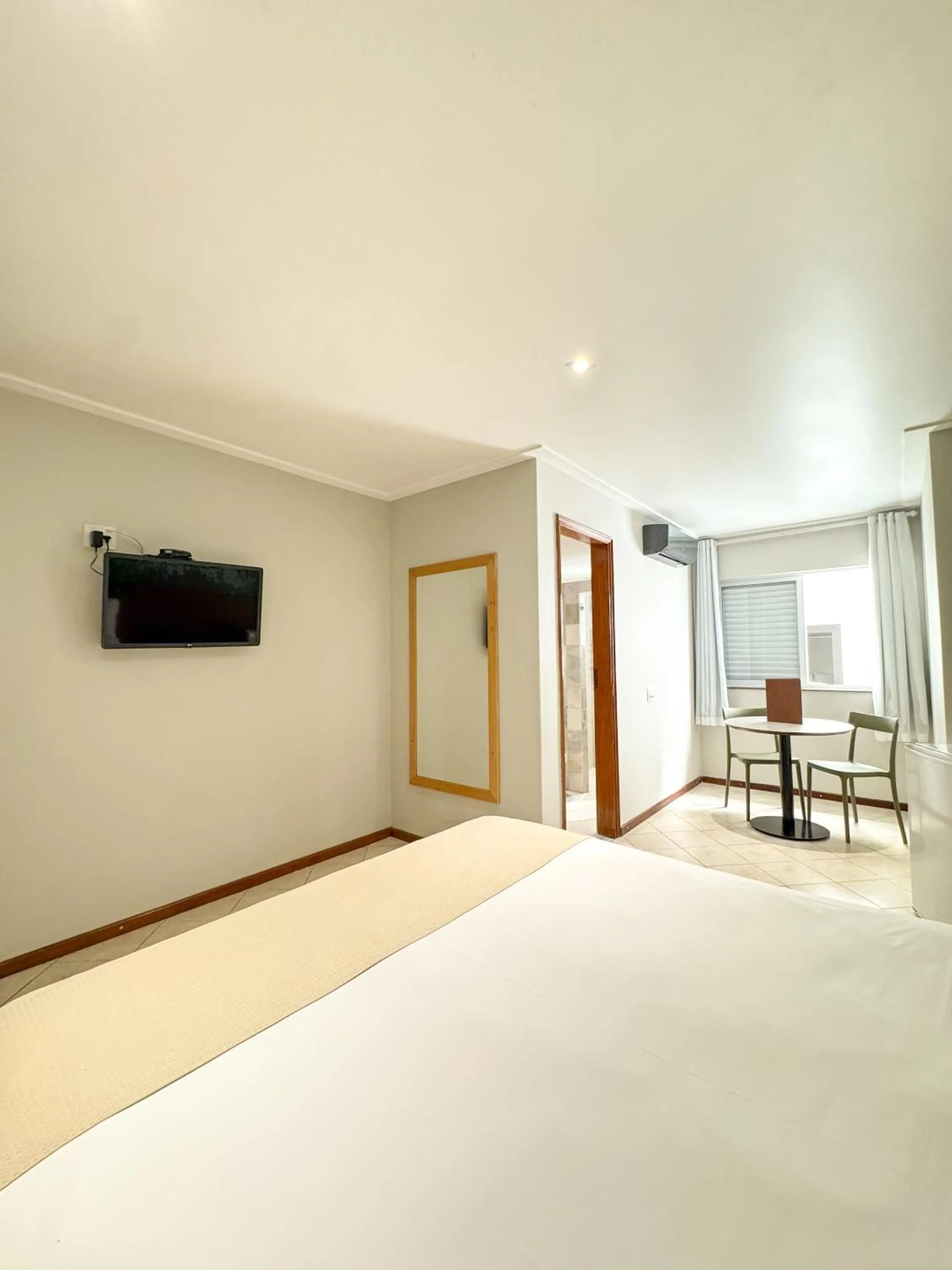 Photo of the whole room, Bed in Ilha Porchat Hotel