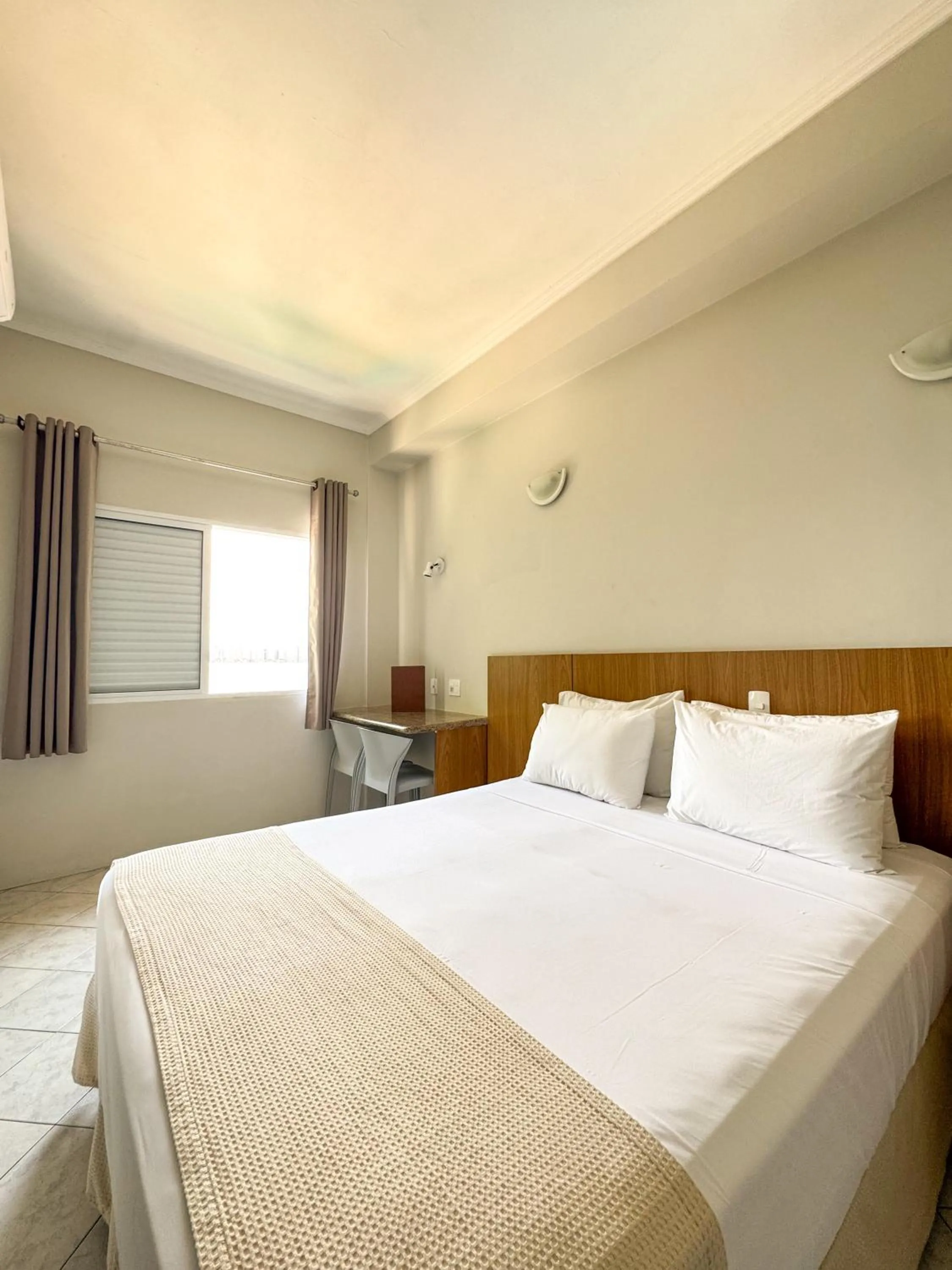 Photo of the whole room, Bed in Ilha Porchat Hotel