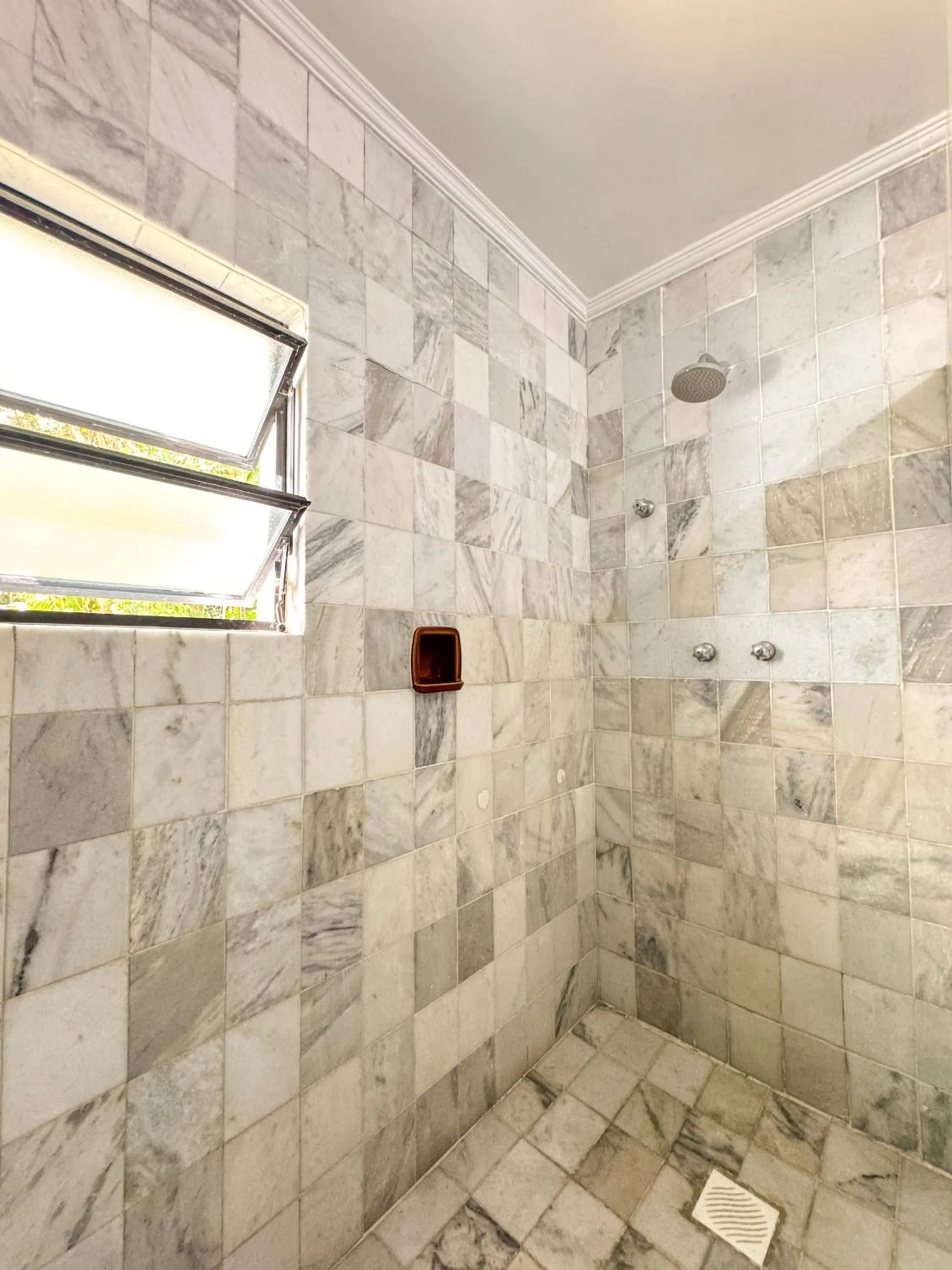 Shower in Ilha Porchat Hotel