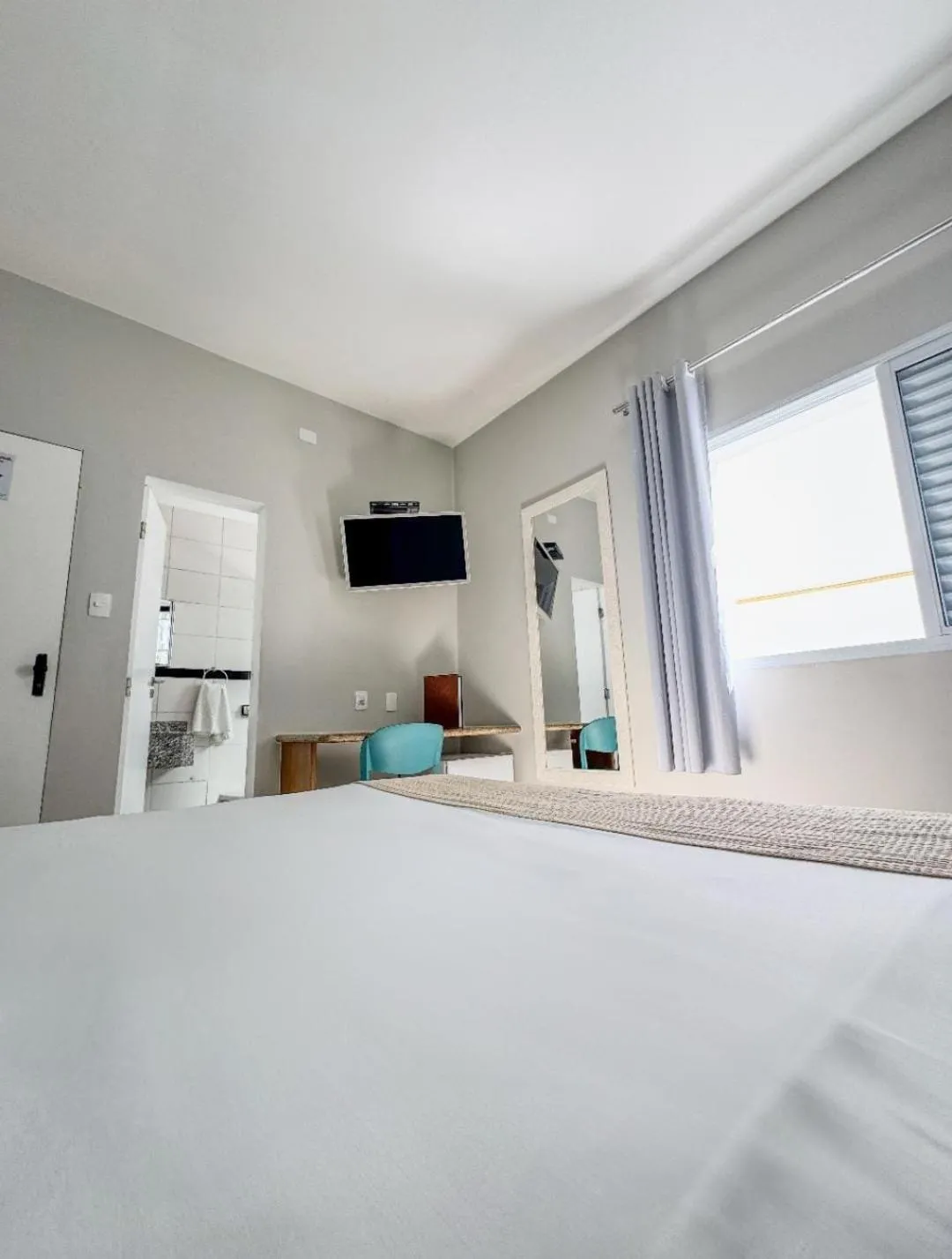 Property building, Bed in Ilha Porchat Hotel