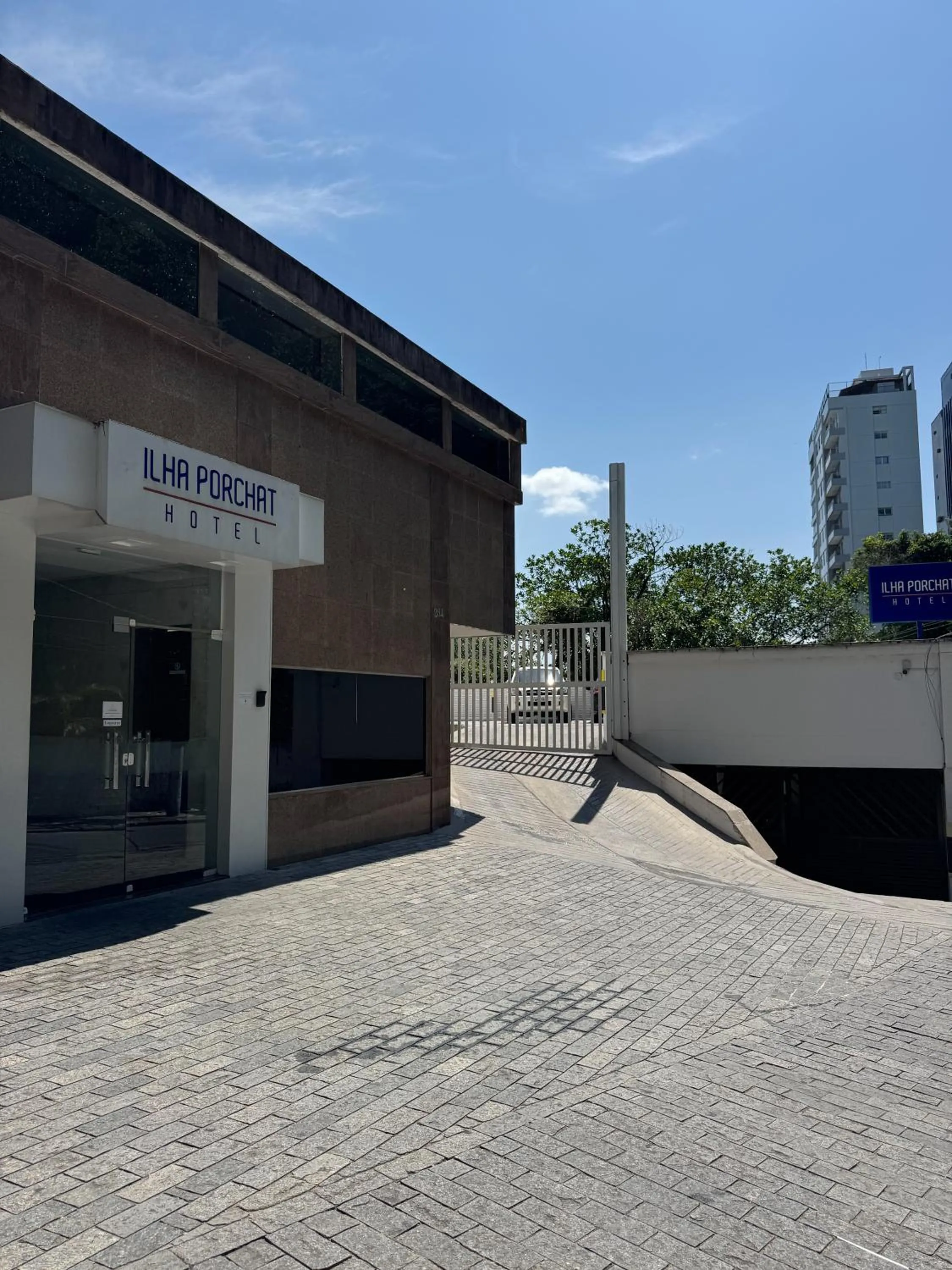 Property building in Ilha Porchat Hotel