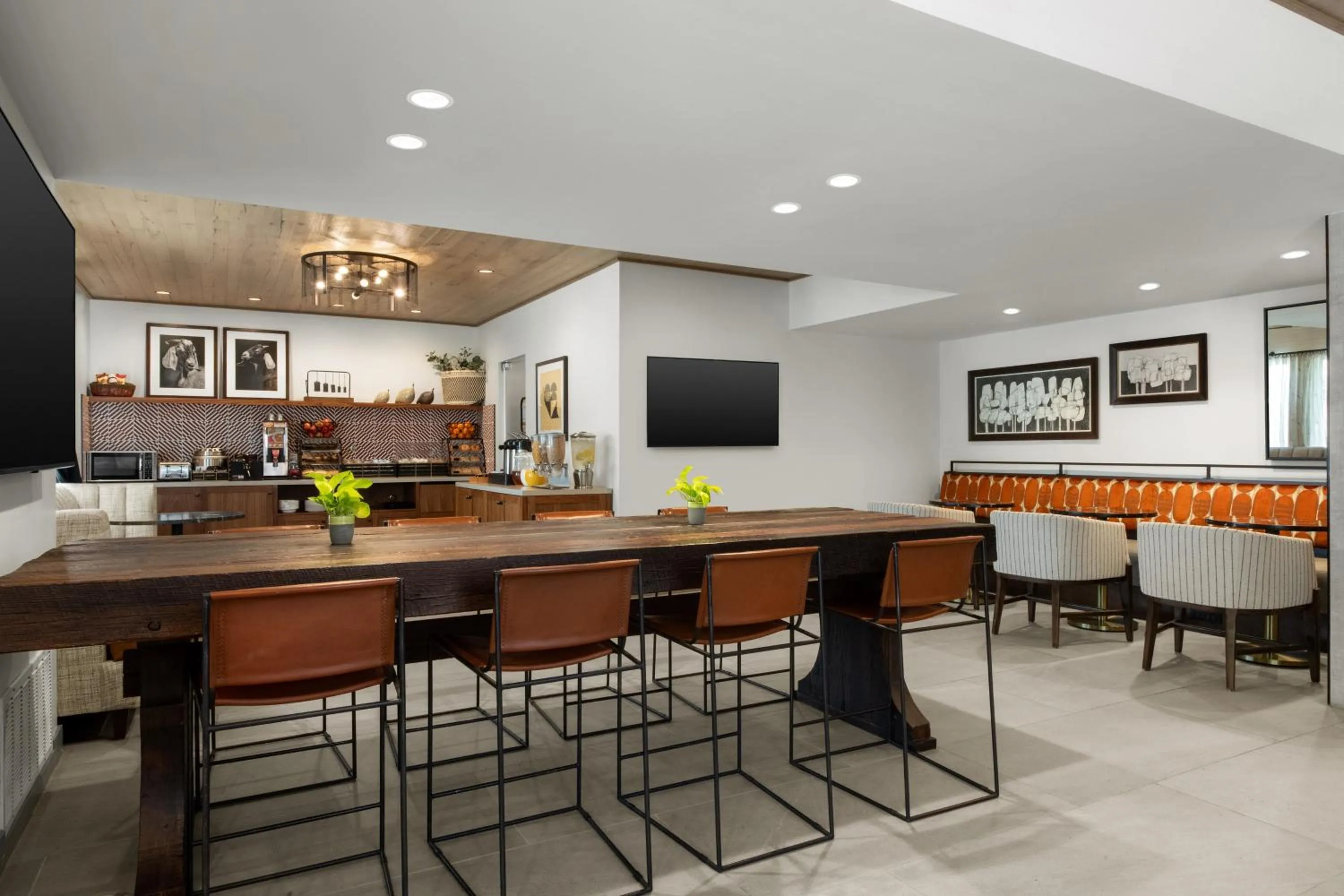 Communal lounge/ TV room in Napa Winery Inn