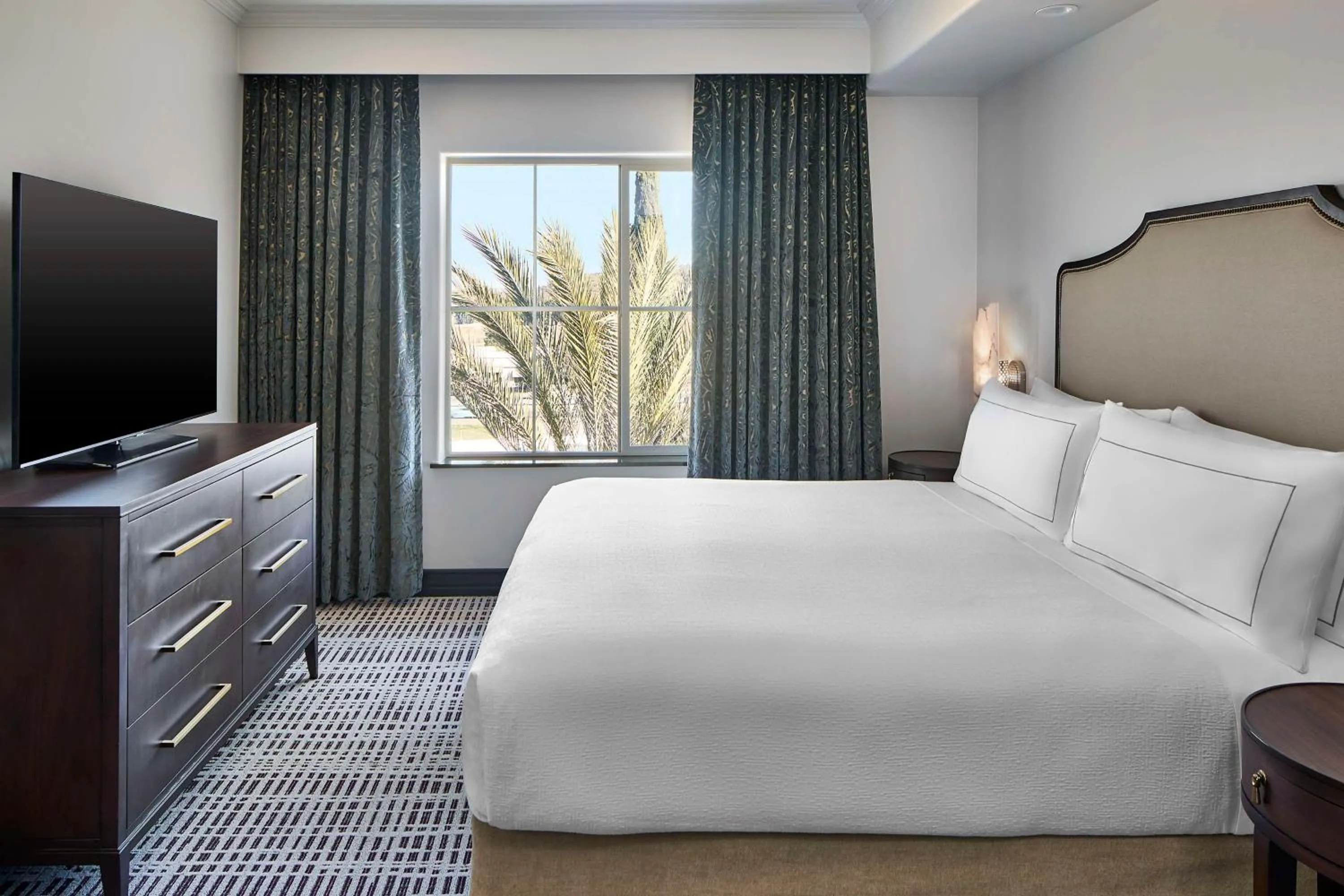 Bed in Bellasera Hotel & Suites Paso Robles, Tapestry by Hilton