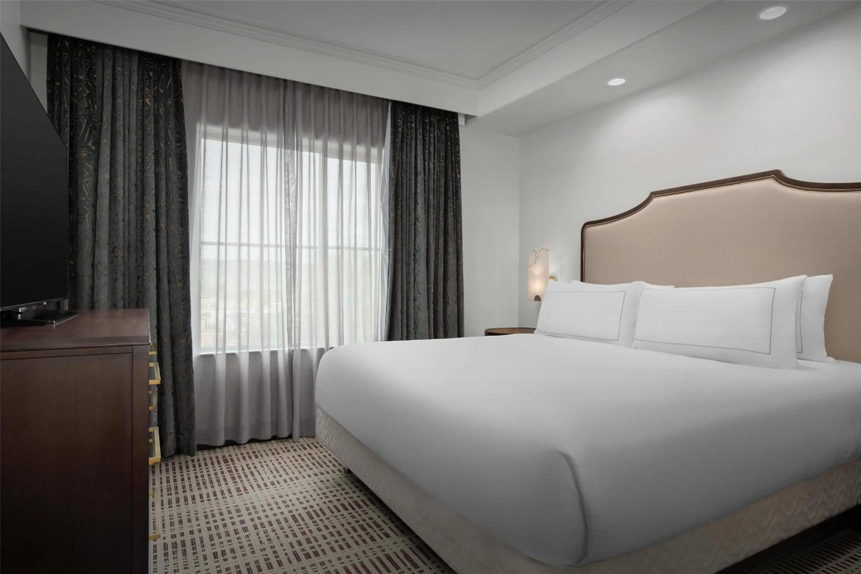 Bed in Bellasera Hotel & Suites Paso Robles, Tapestry by Hilton