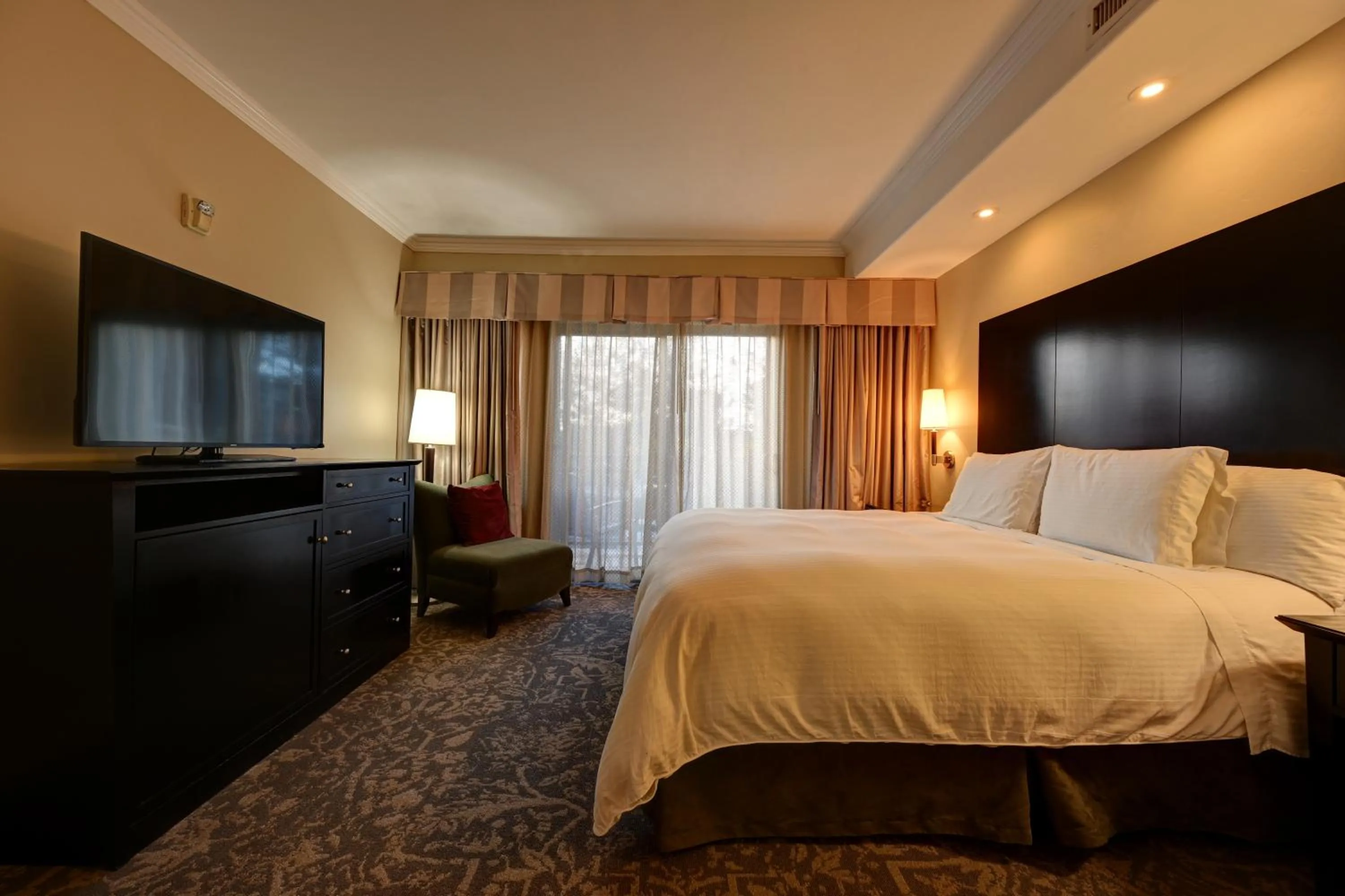 Executive King Suite in Bellasera Hotel & Suites Paso Robles, Tapestry by Hilton