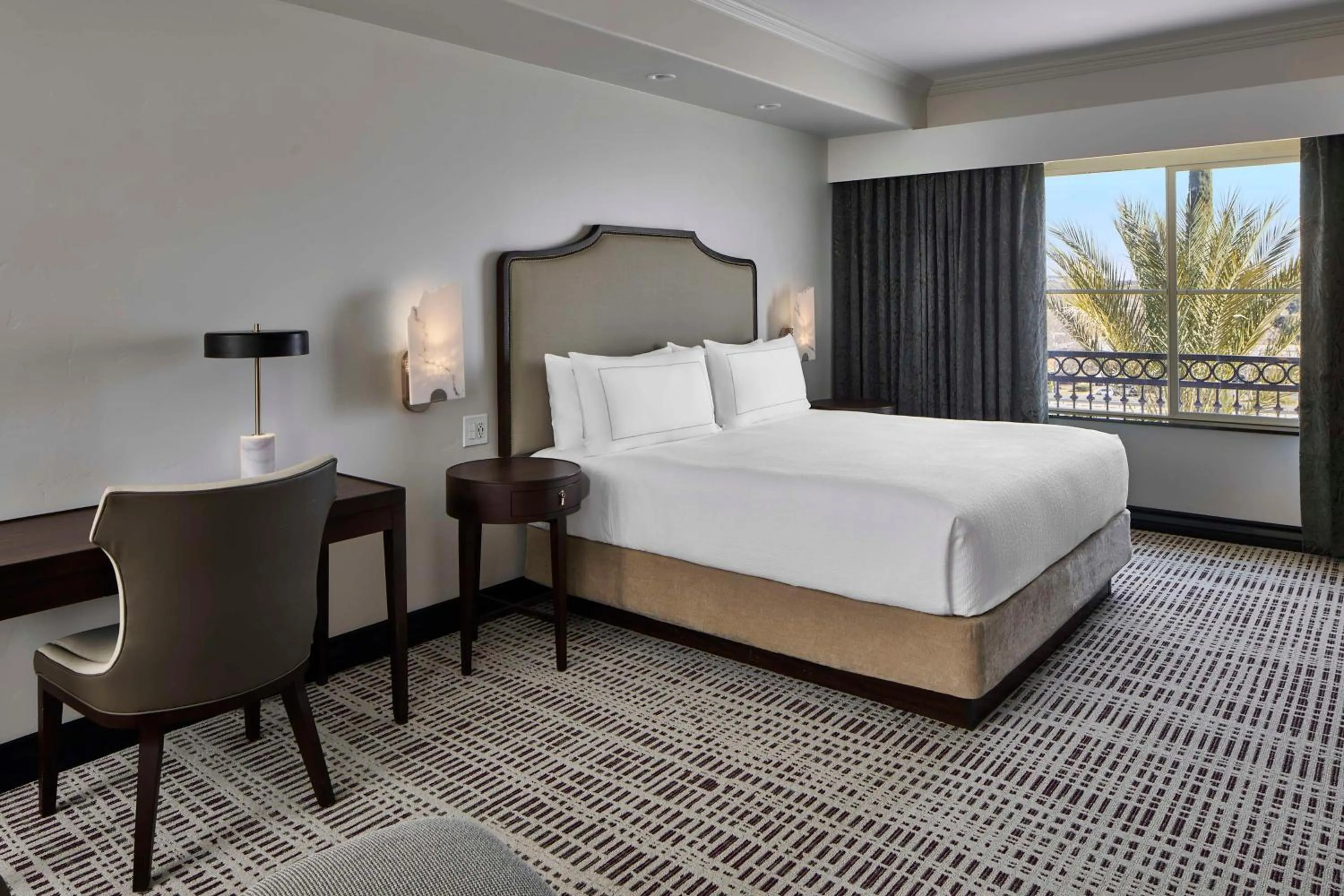 Bedroom, Bed in Bellasera Hotel & Suites Paso Robles, Tapestry by Hilton