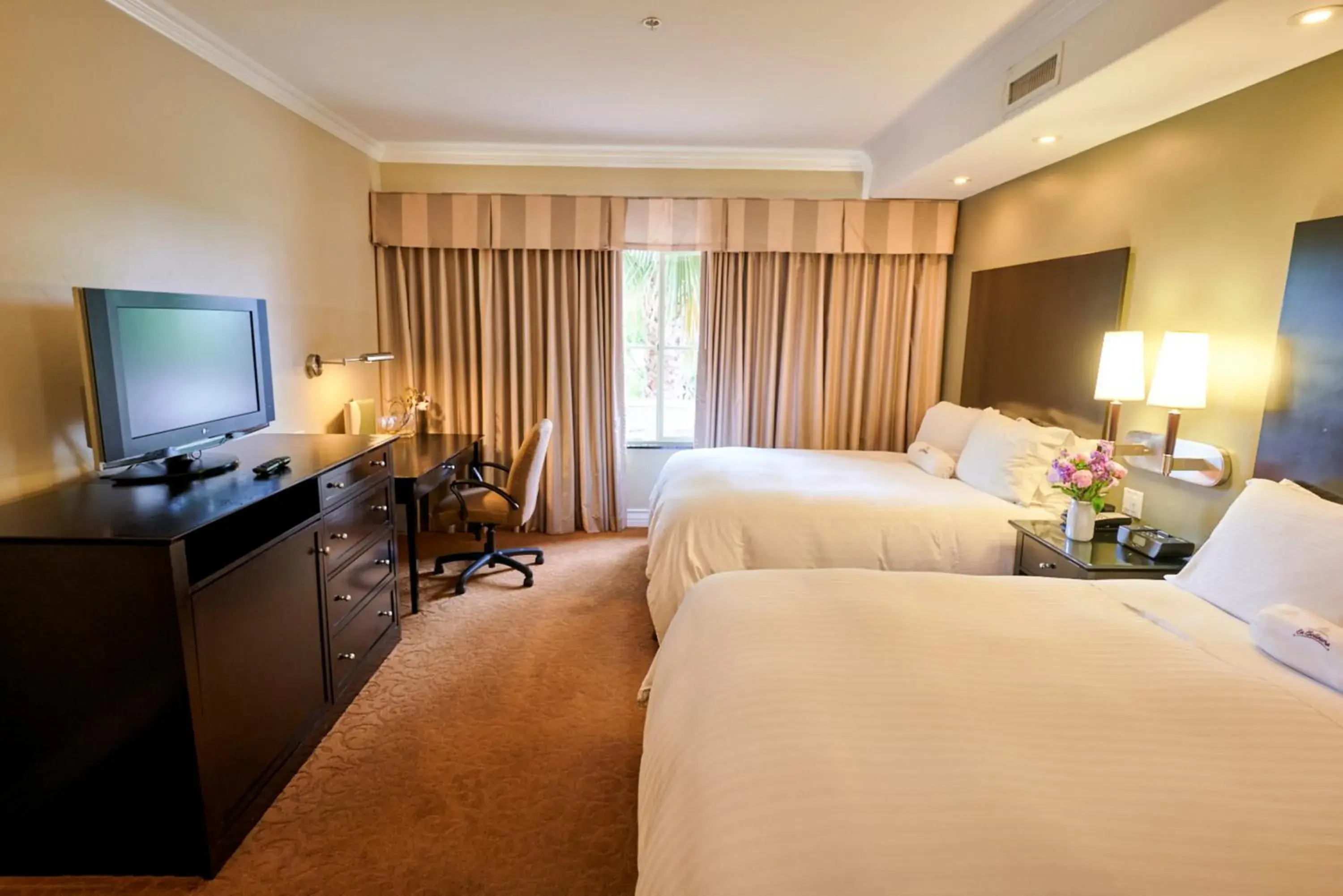 Queen Room in Bellasera Hotel & Suites Paso Robles, Tapestry by Hilton Queen Room in Bellasera Hotel & Suites Paso Robles, Tapestry by Hilton