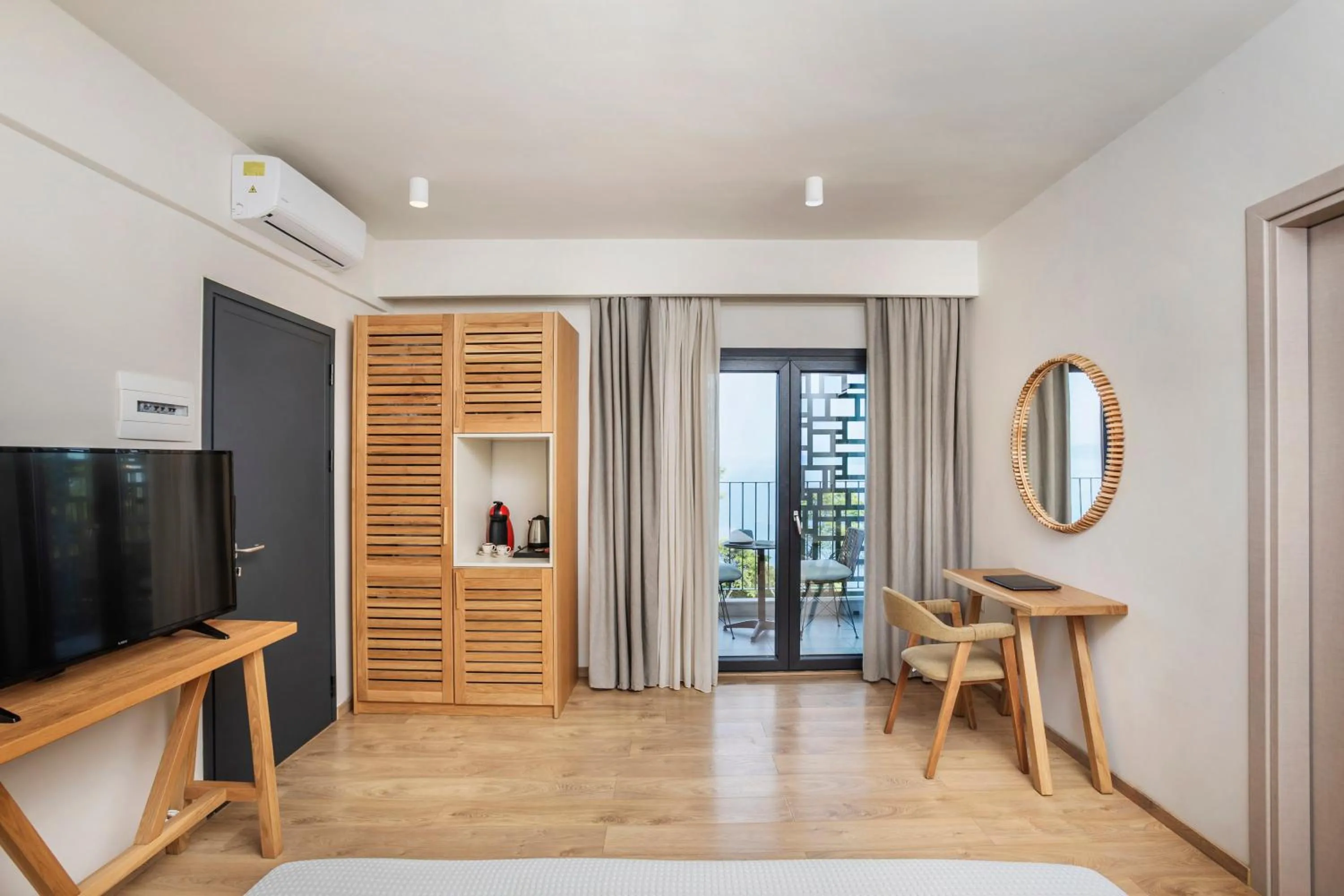 TV and multimedia in Elies 33 Bio Retreat