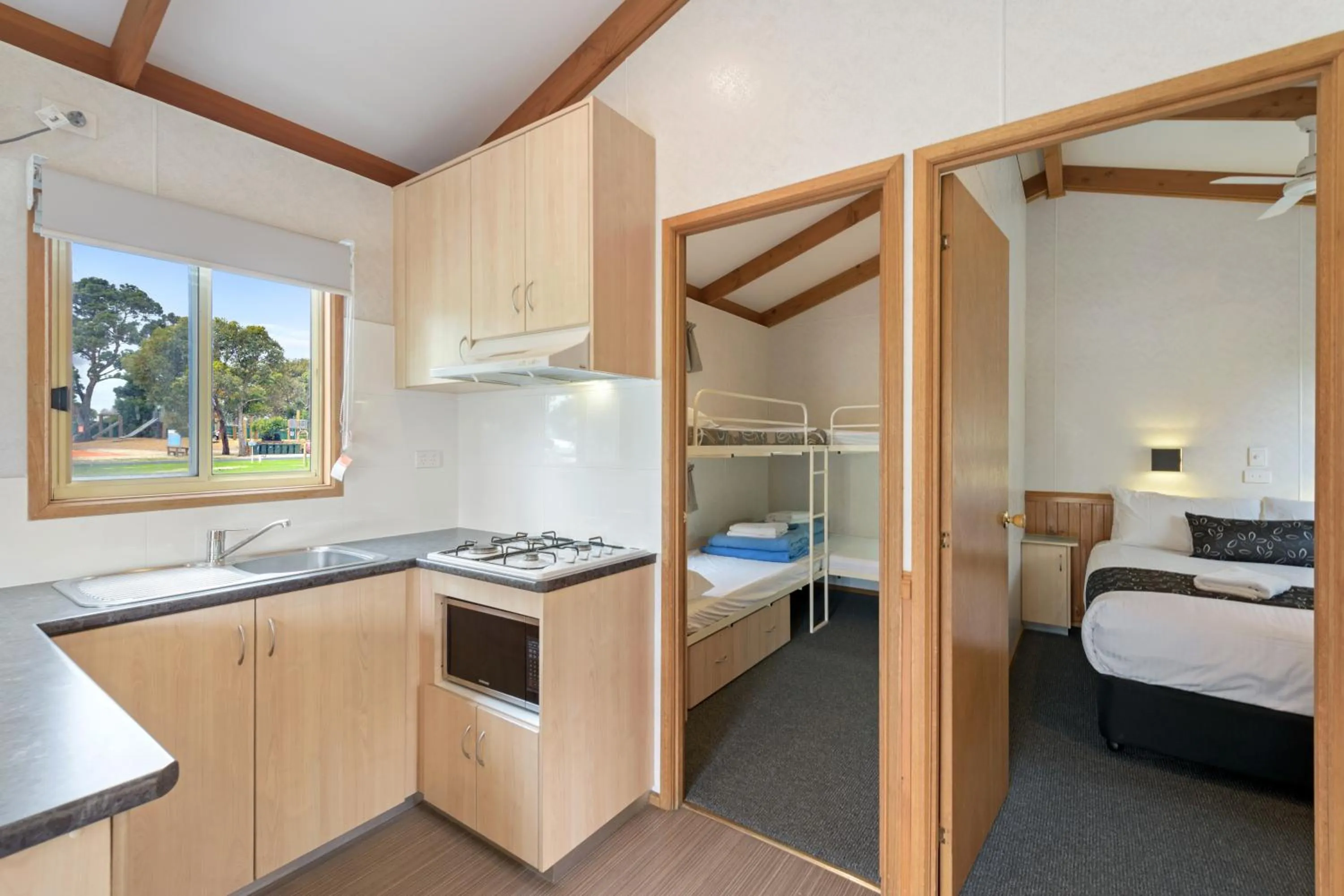 Kitchen or kitchenette, Bed in Discovery Parks - Robe