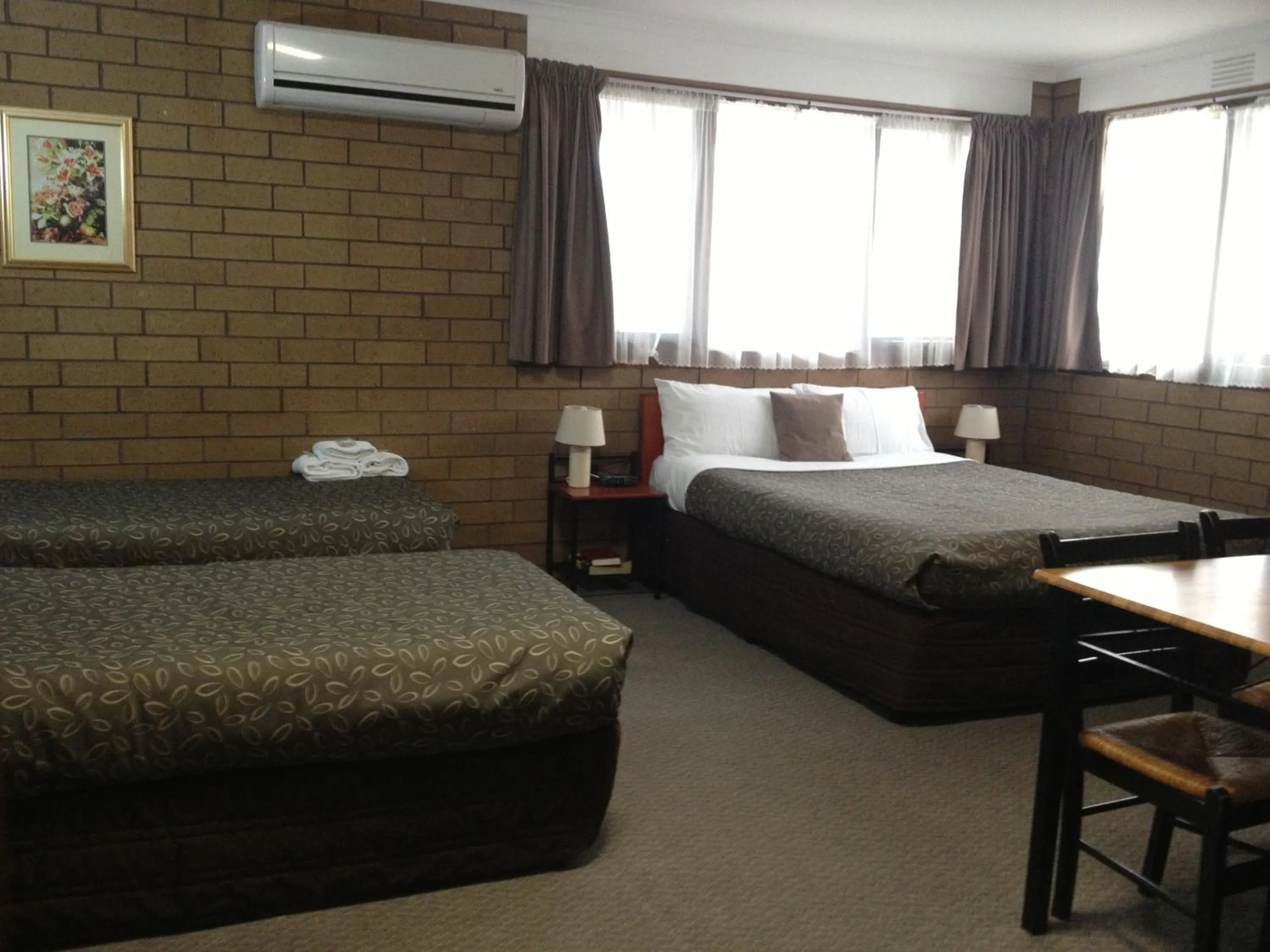 Bed in Rippleside Park Motor Inn