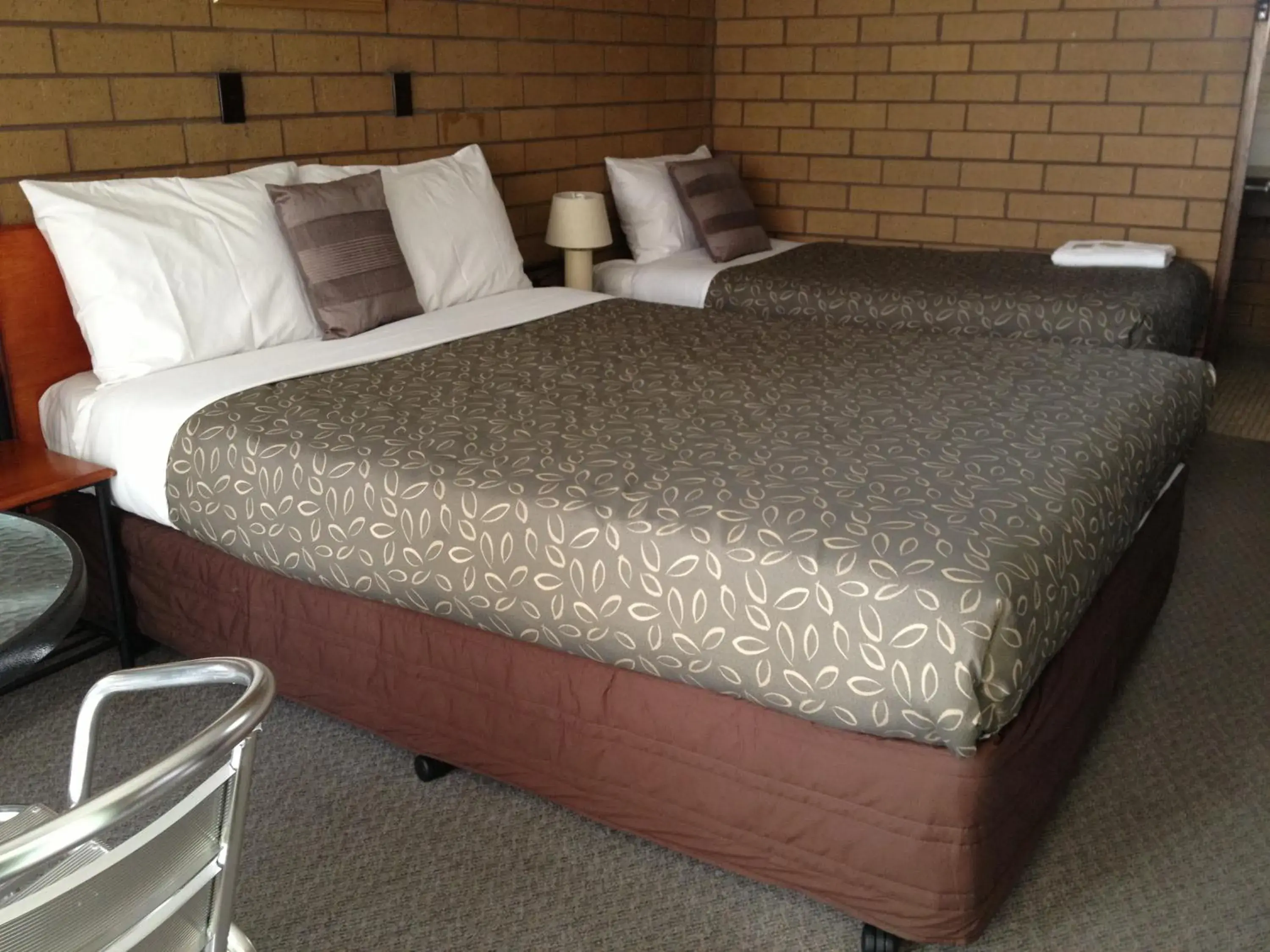 Bed in Rippleside Park Motor Inn Bed in Rippleside Park Motor Inn