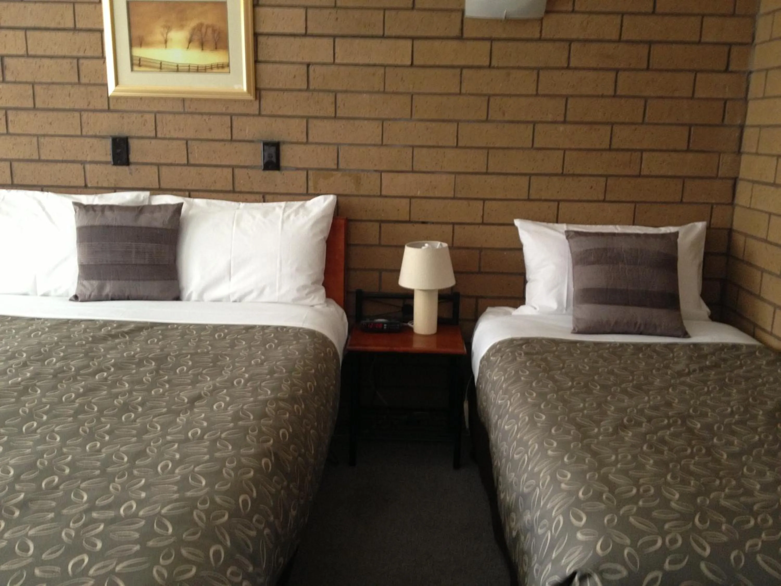 Bed in Rippleside Park Motor Inn