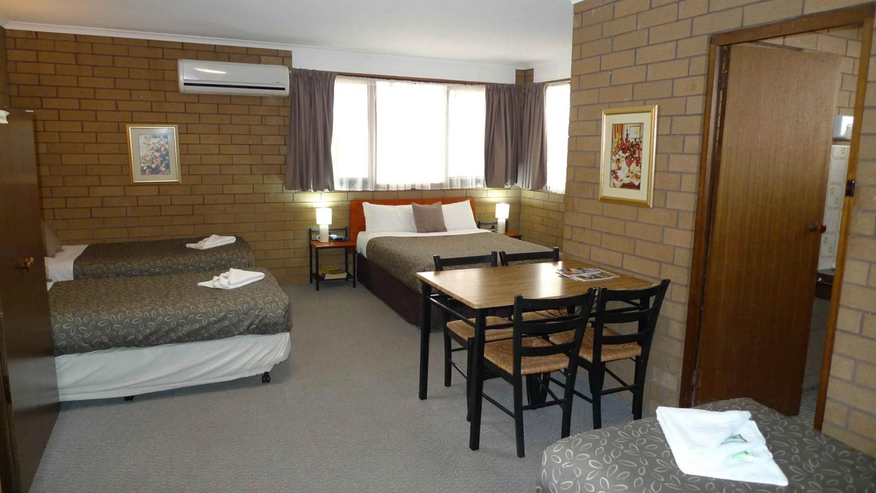 Bed in Rippleside Park Motor Inn