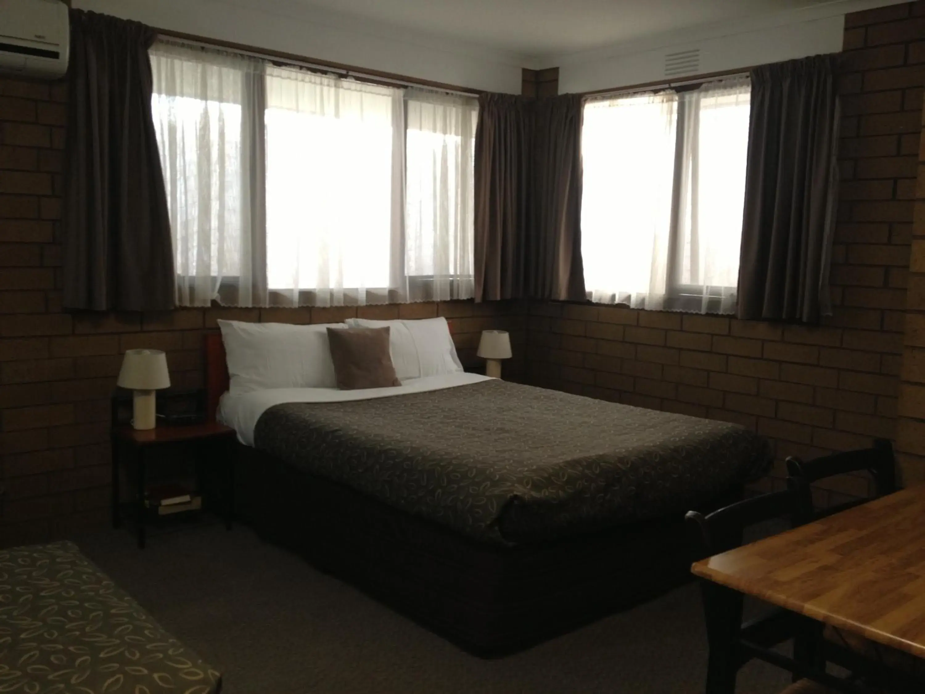 Bed in Rippleside Park Motor Inn Bed in Rippleside Park Motor Inn