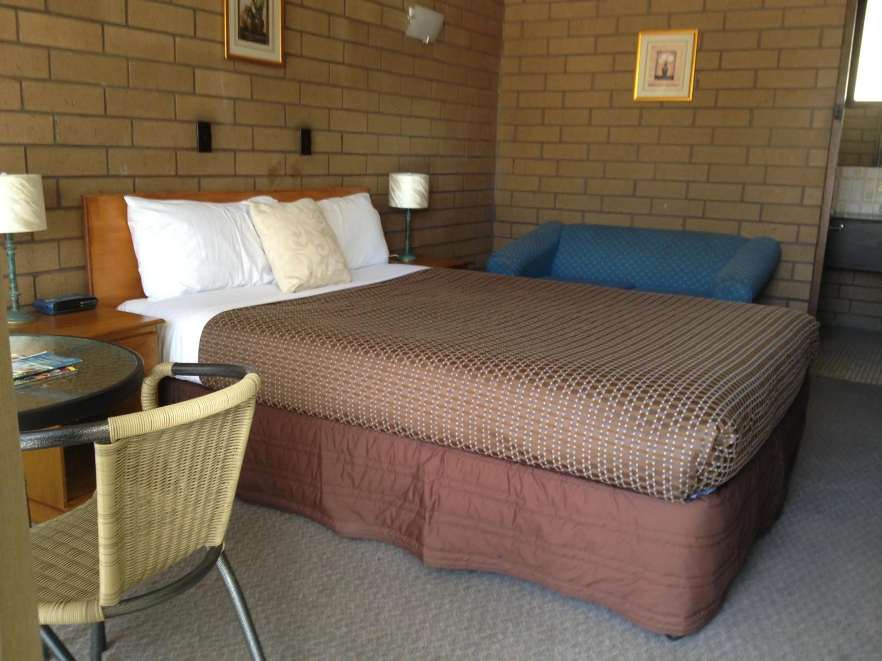 Bed in Rippleside Park Motor Inn