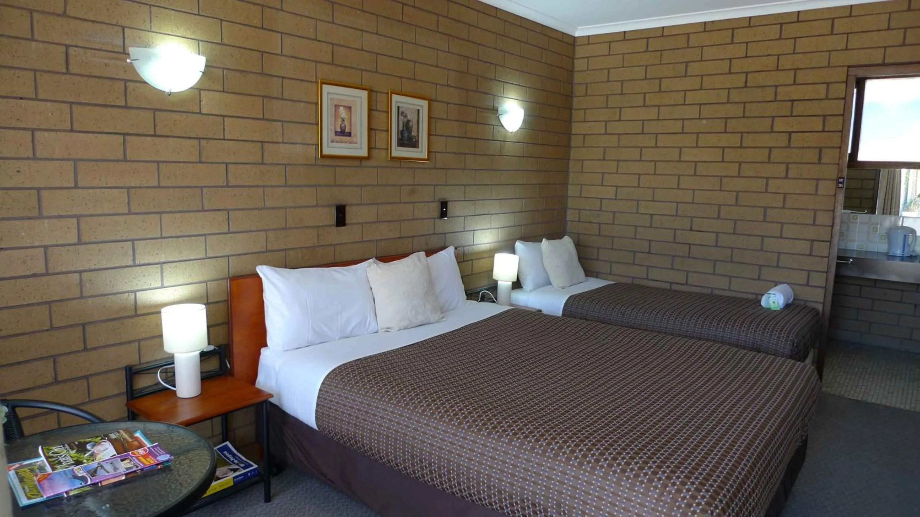 Bed in Rippleside Park Motor Inn