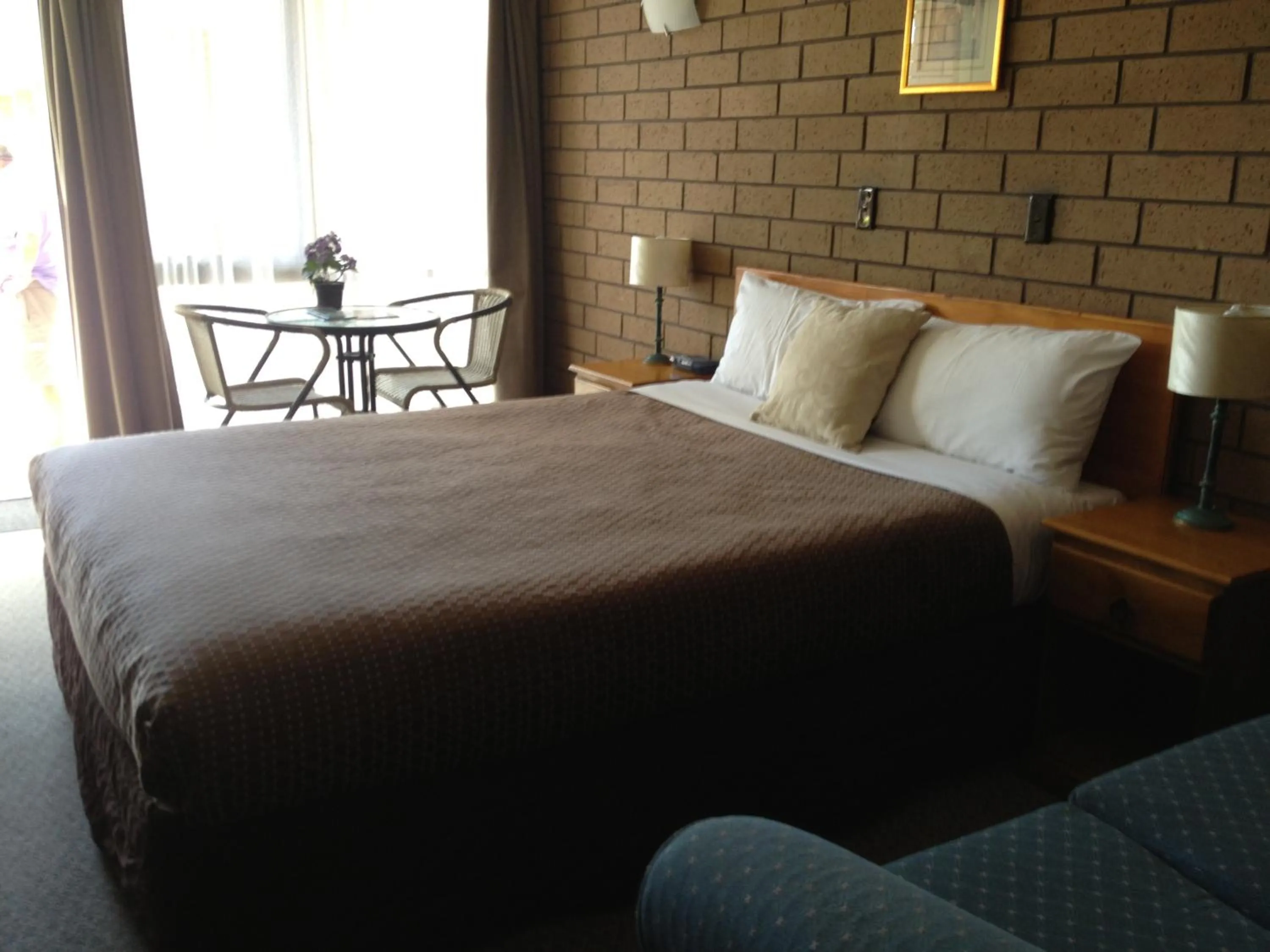 Bed in Rippleside Park Motor Inn