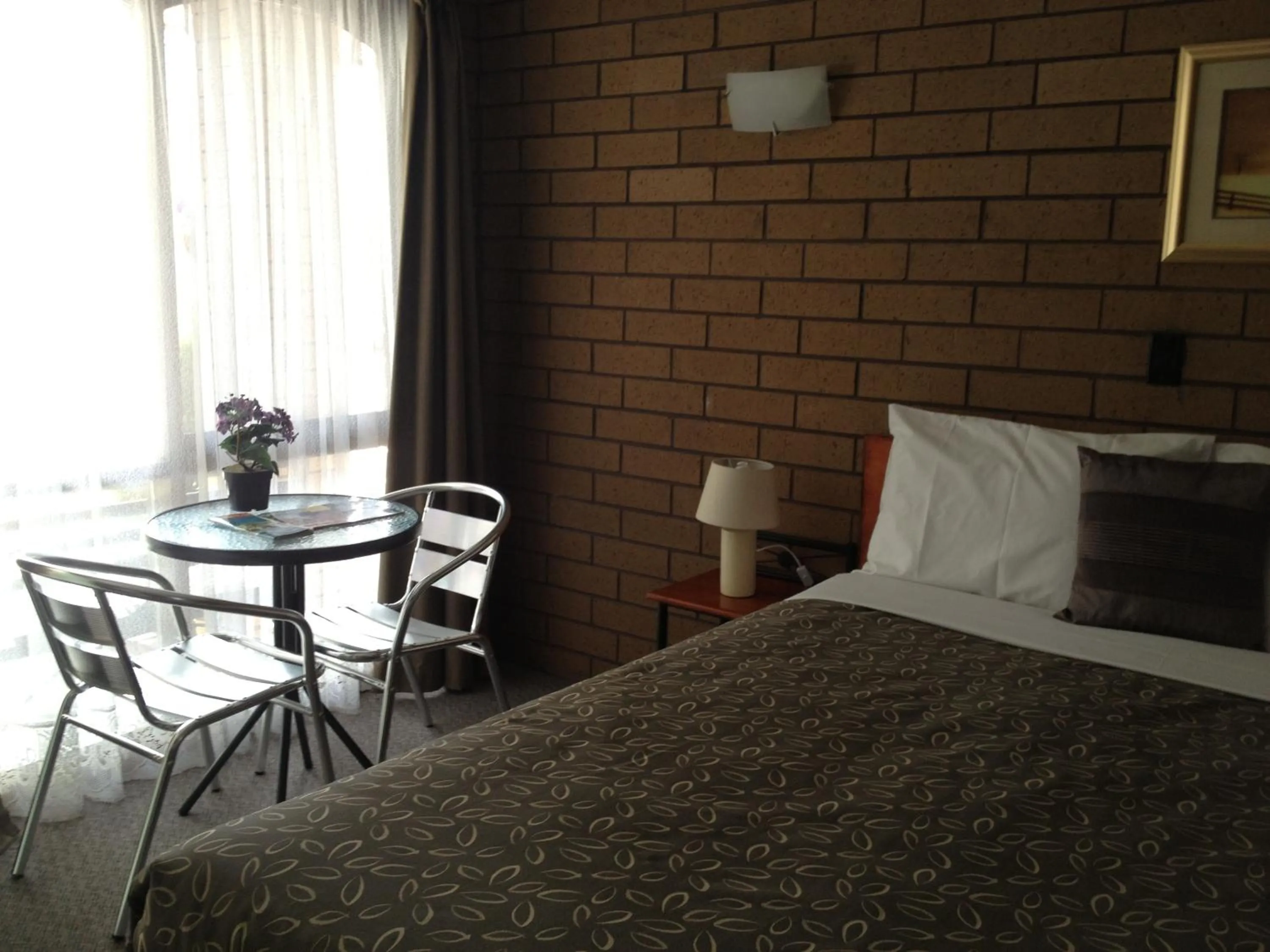 Bed in Rippleside Park Motor Inn