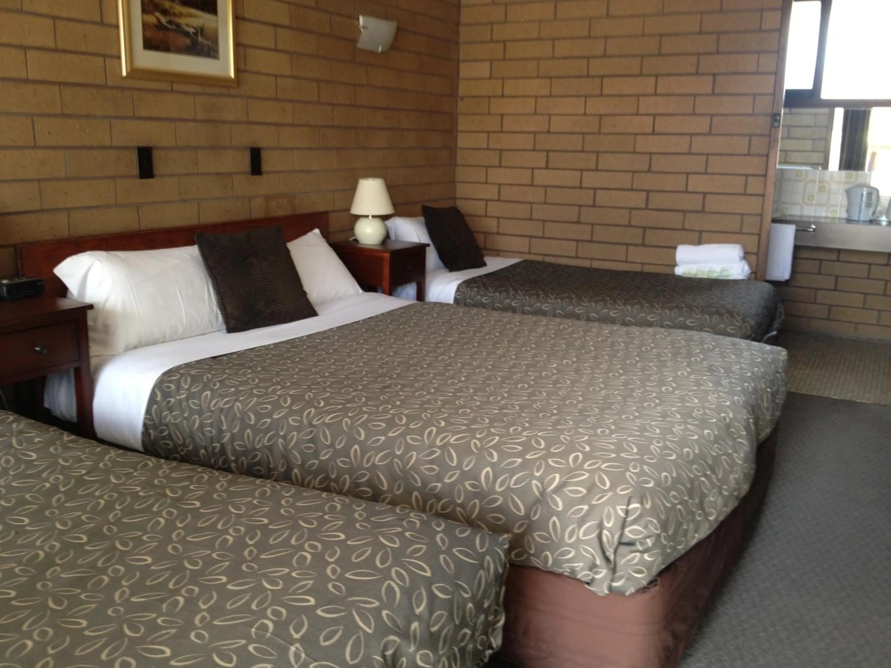 Bed in Rippleside Park Motor Inn