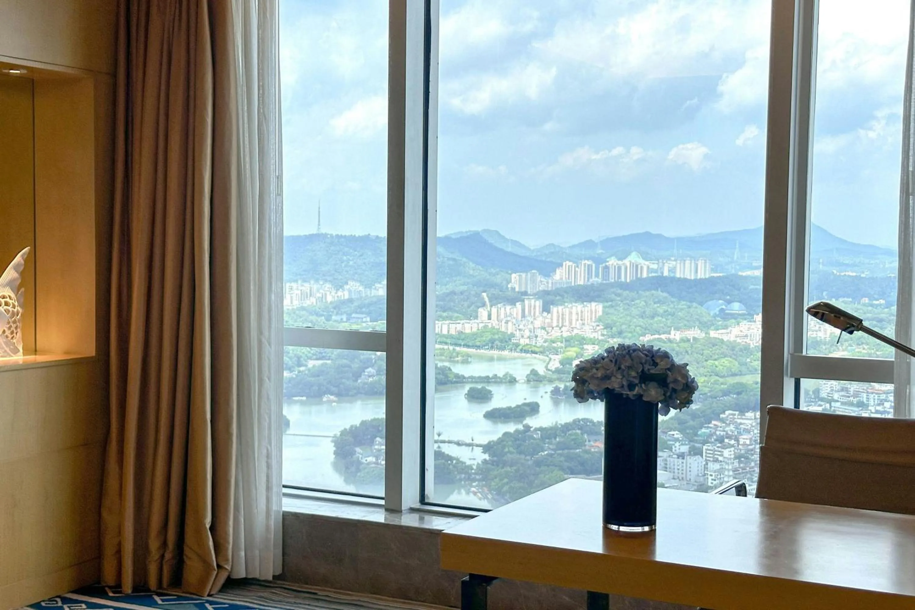 Bedroom in Renaissance Huizhou Hotel