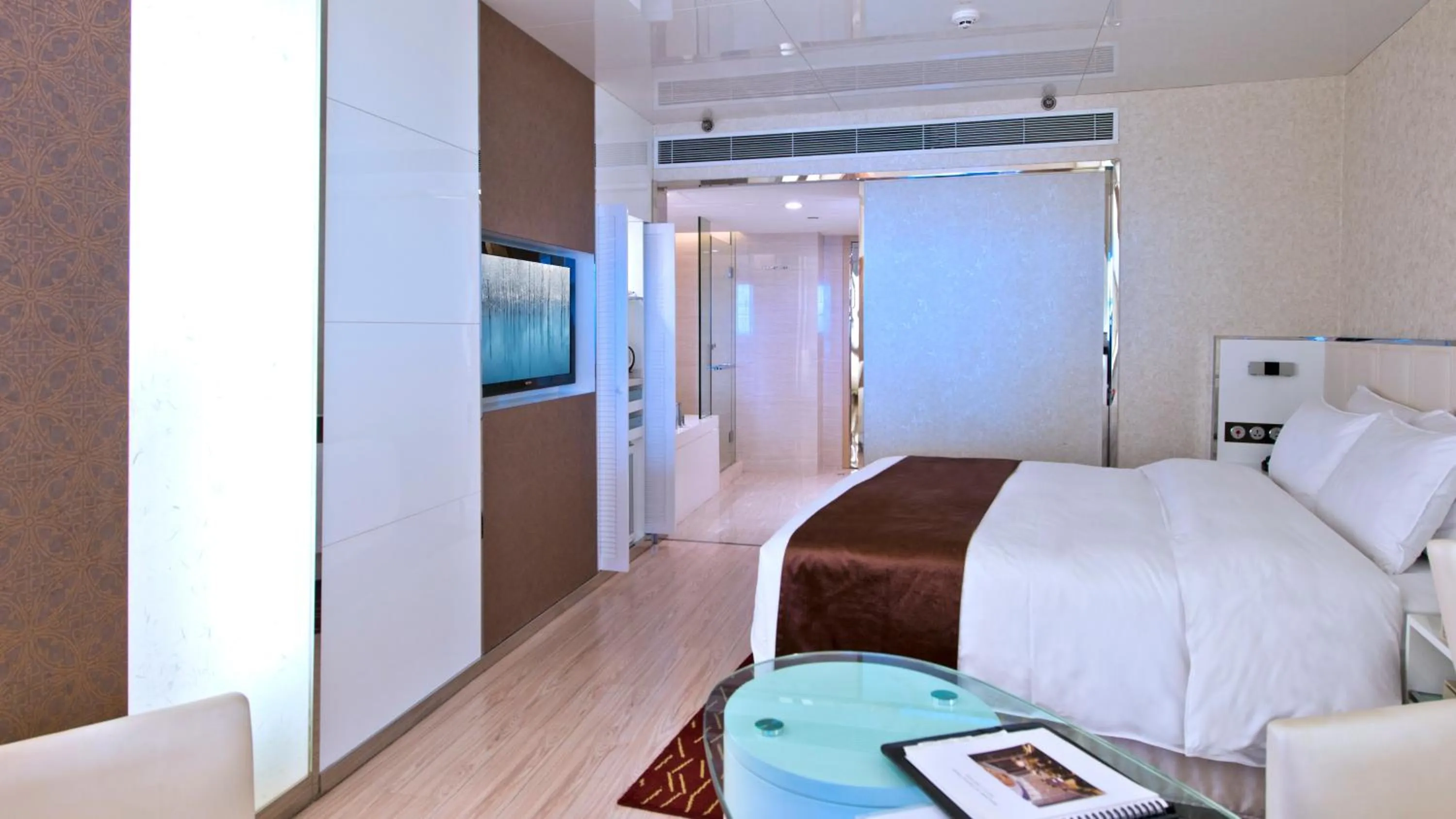 Photo of the whole room, Bed in Nanjing Central Hotel