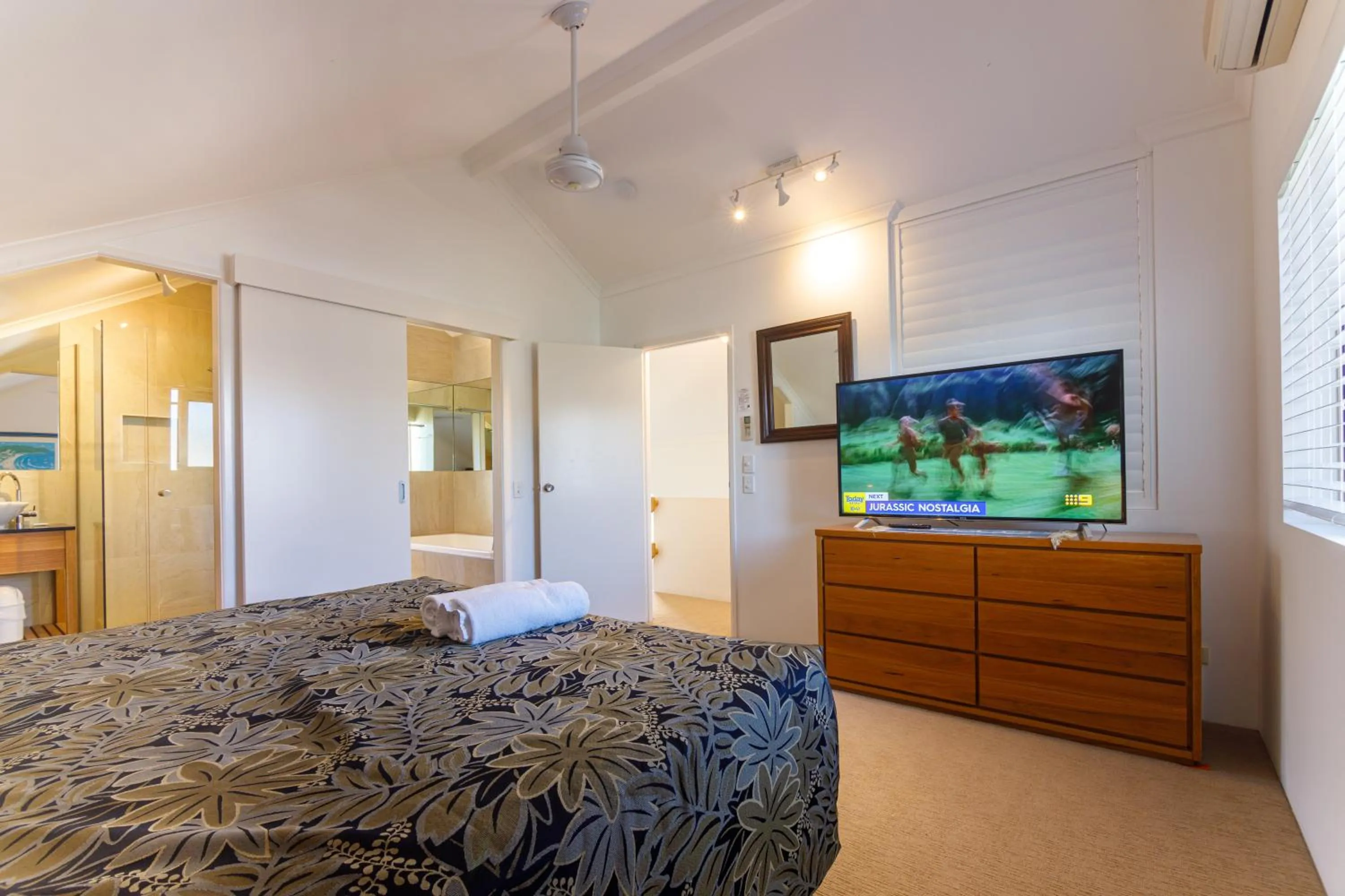 Shower, Bed in The Islander Noosa Resort