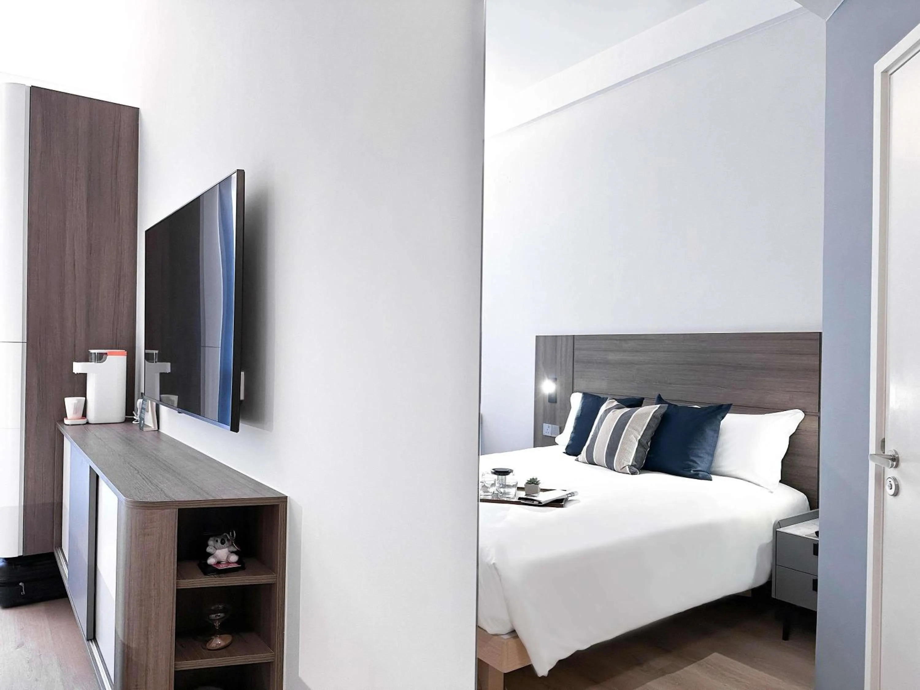 Bedroom, Bed in Ibis Hong Kong Central & Sheung Wan