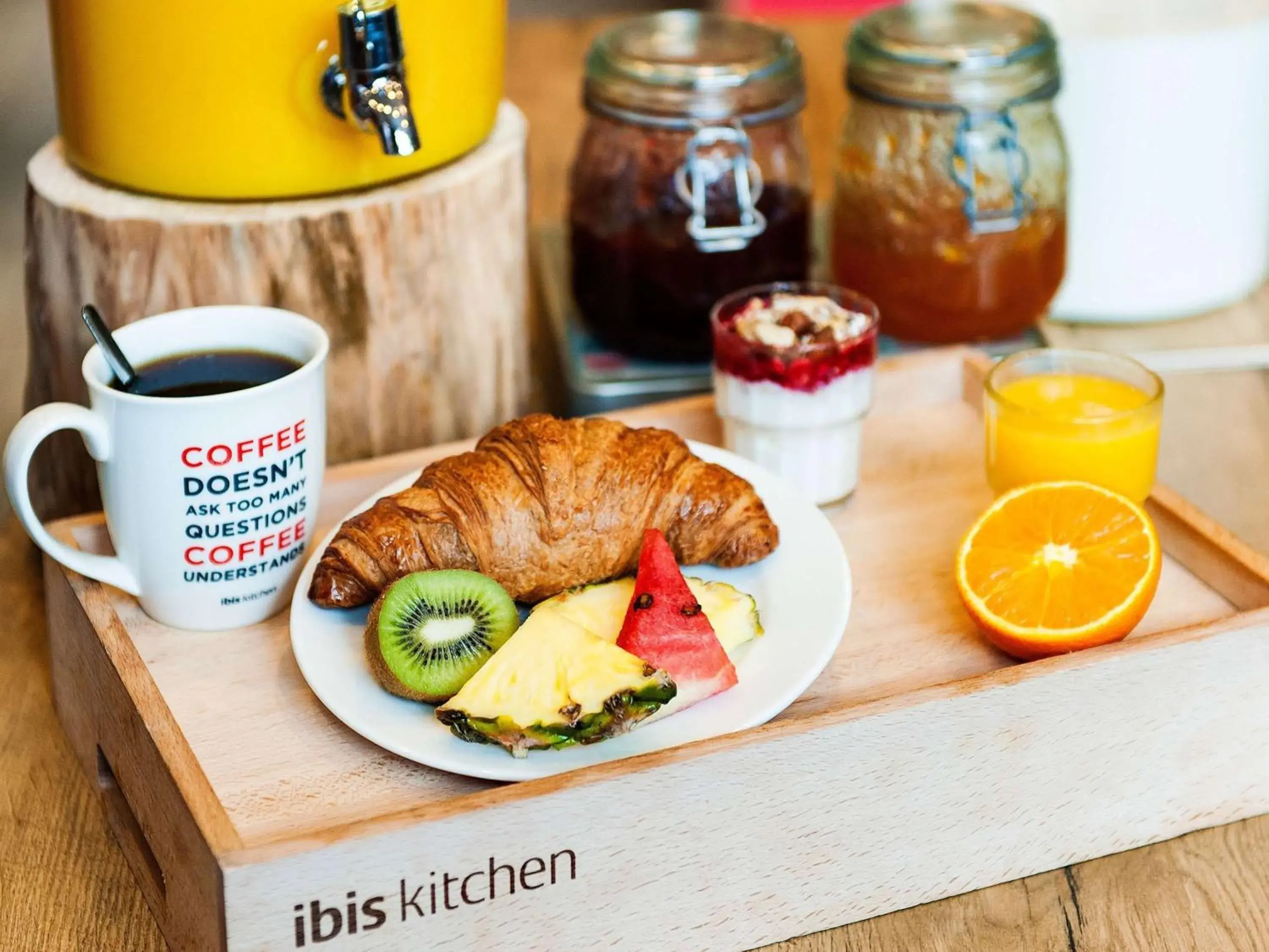 Food and drinks in Ibis Hong Kong Central & Sheung Wan Food and drinks in Ibis Hong Kong Central & Sheung Wan