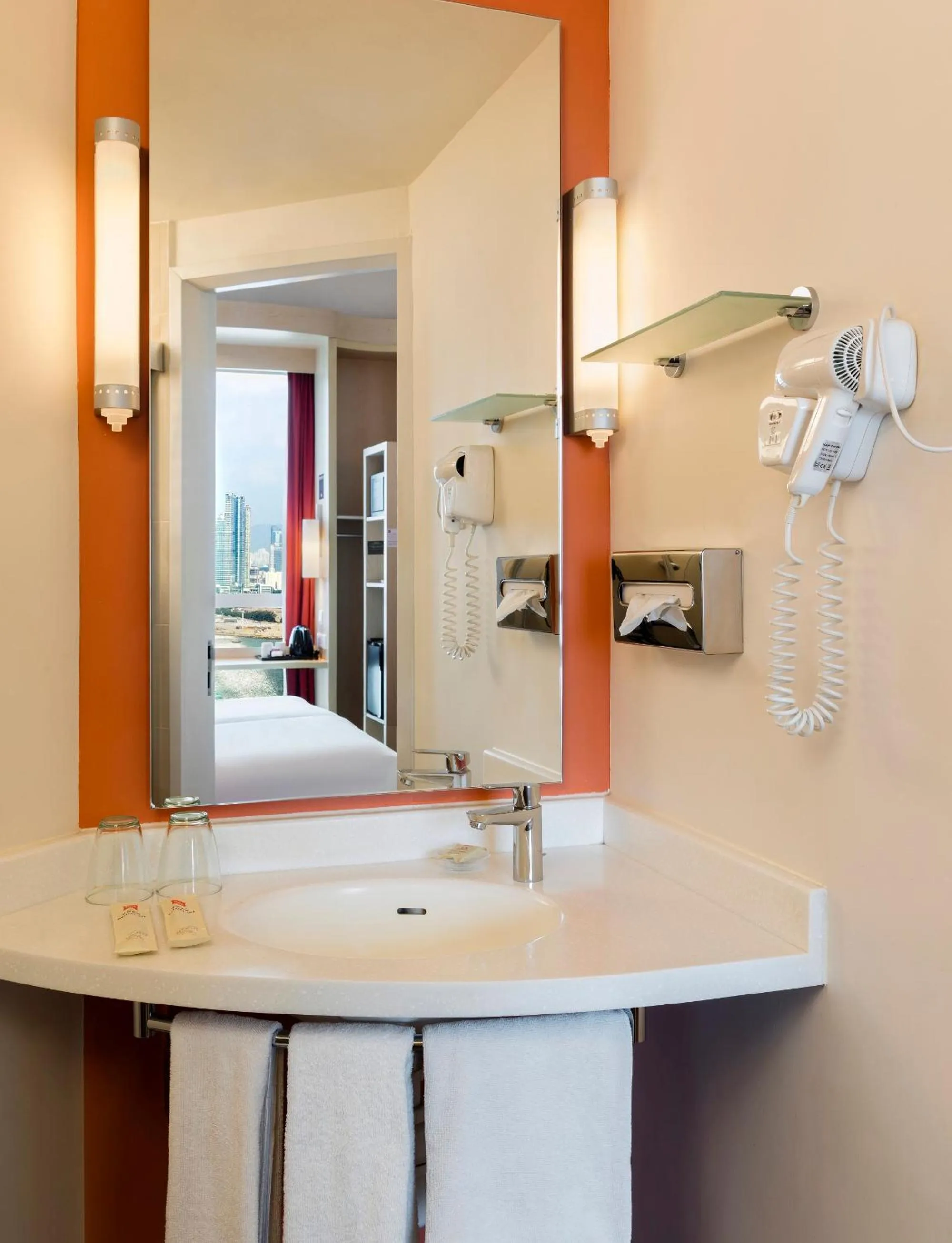 Toilet in Ibis Hong Kong Central & Sheung Wan