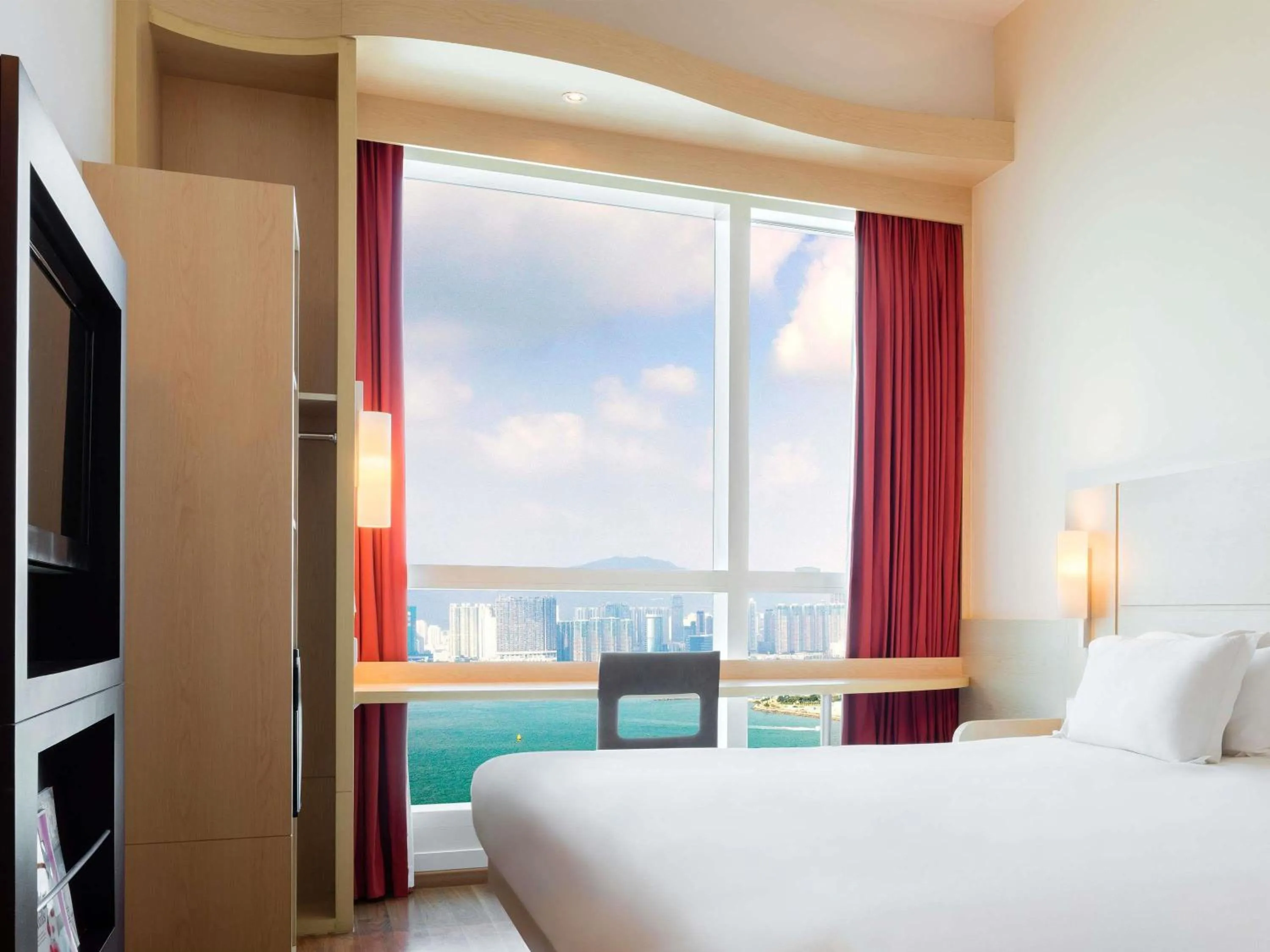 Bedroom, Bed in Ibis Hong Kong Central & Sheung Wan