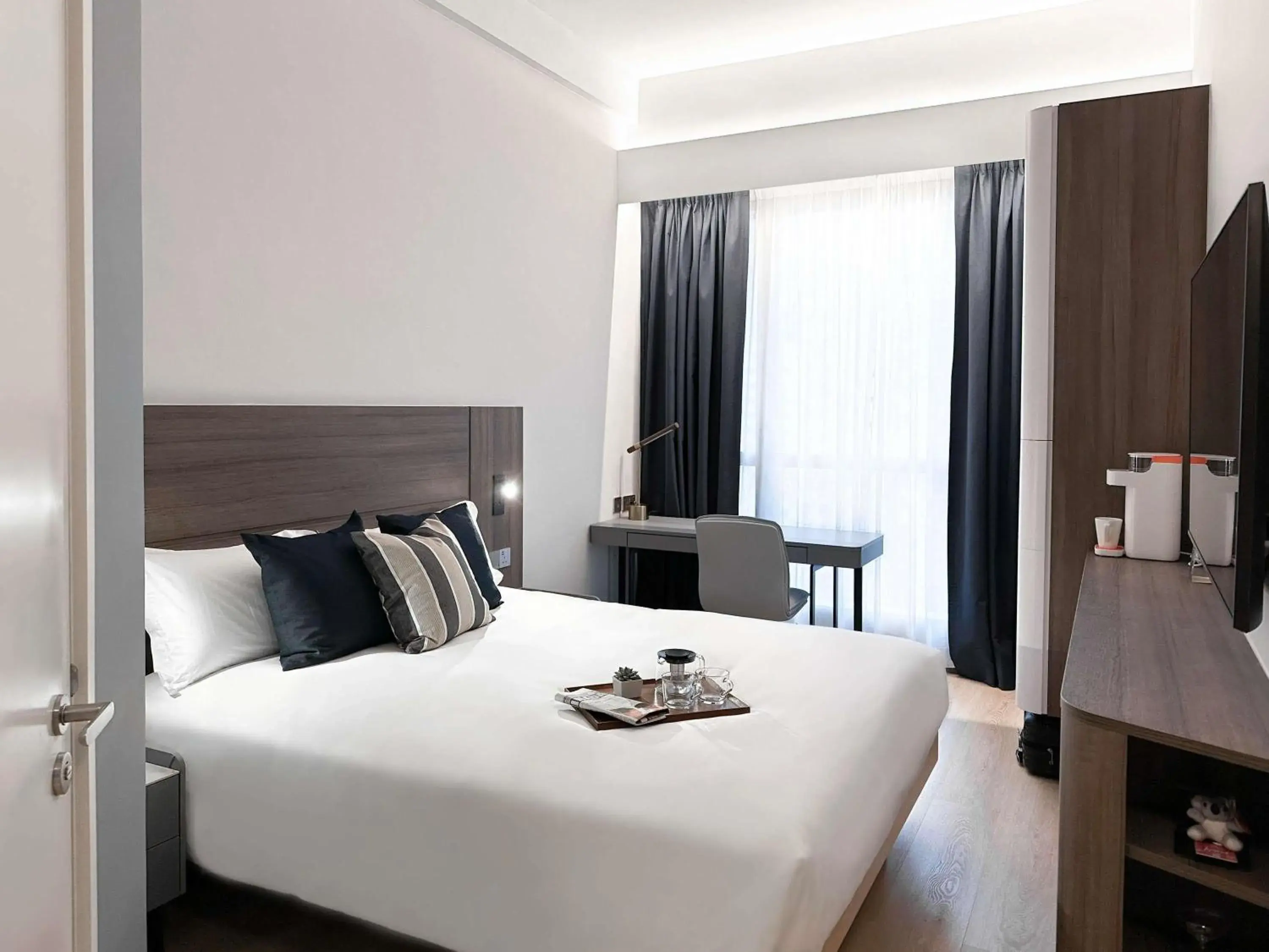 Bedroom, Bed in Ibis Hong Kong Central & Sheung Wan Bedroom, Bed in Ibis Hong Kong Central & Sheung Wan