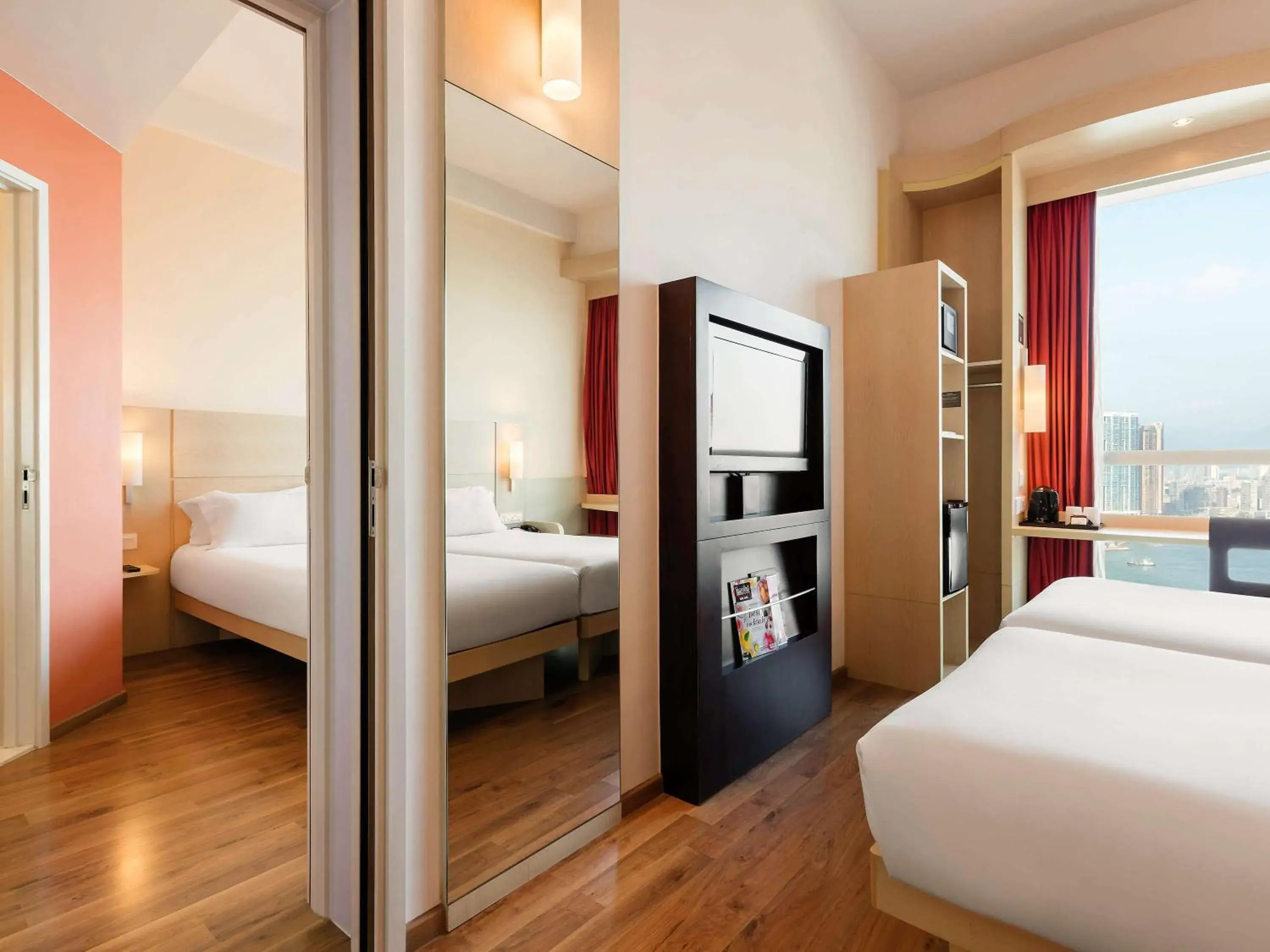 Photo of the whole room, Bed in Ibis Hong Kong Central & Sheung Wan Photo of the whole room, Bed in Ibis Hong Kong Central & Sheung Wan