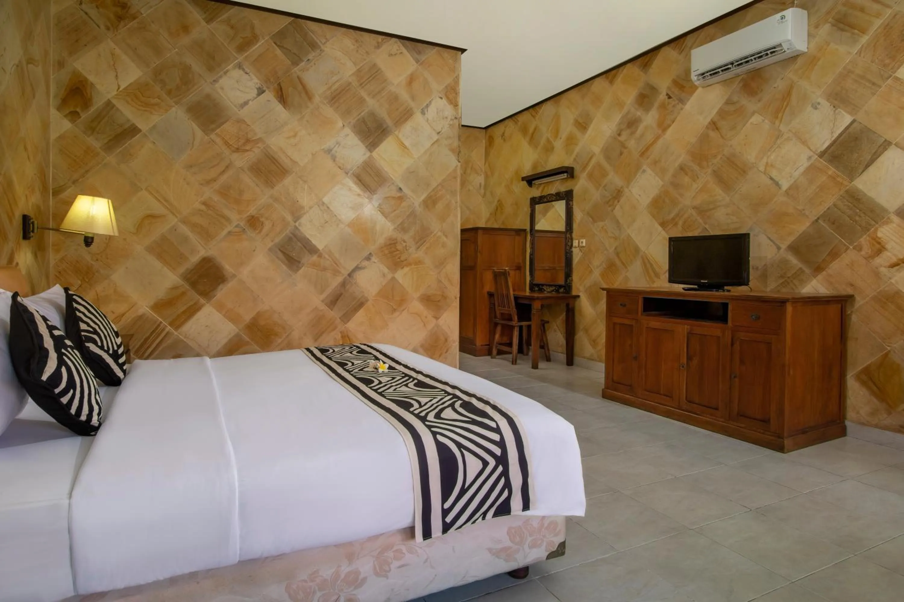 Bed in Suriwathi Hotel Legian