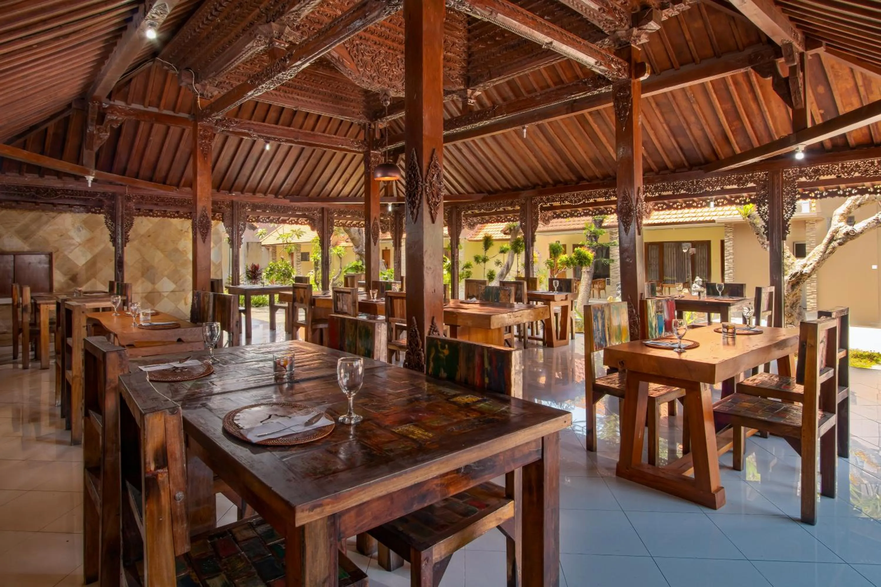 Restaurant/places to eat in Suriwathi Hotel Legian