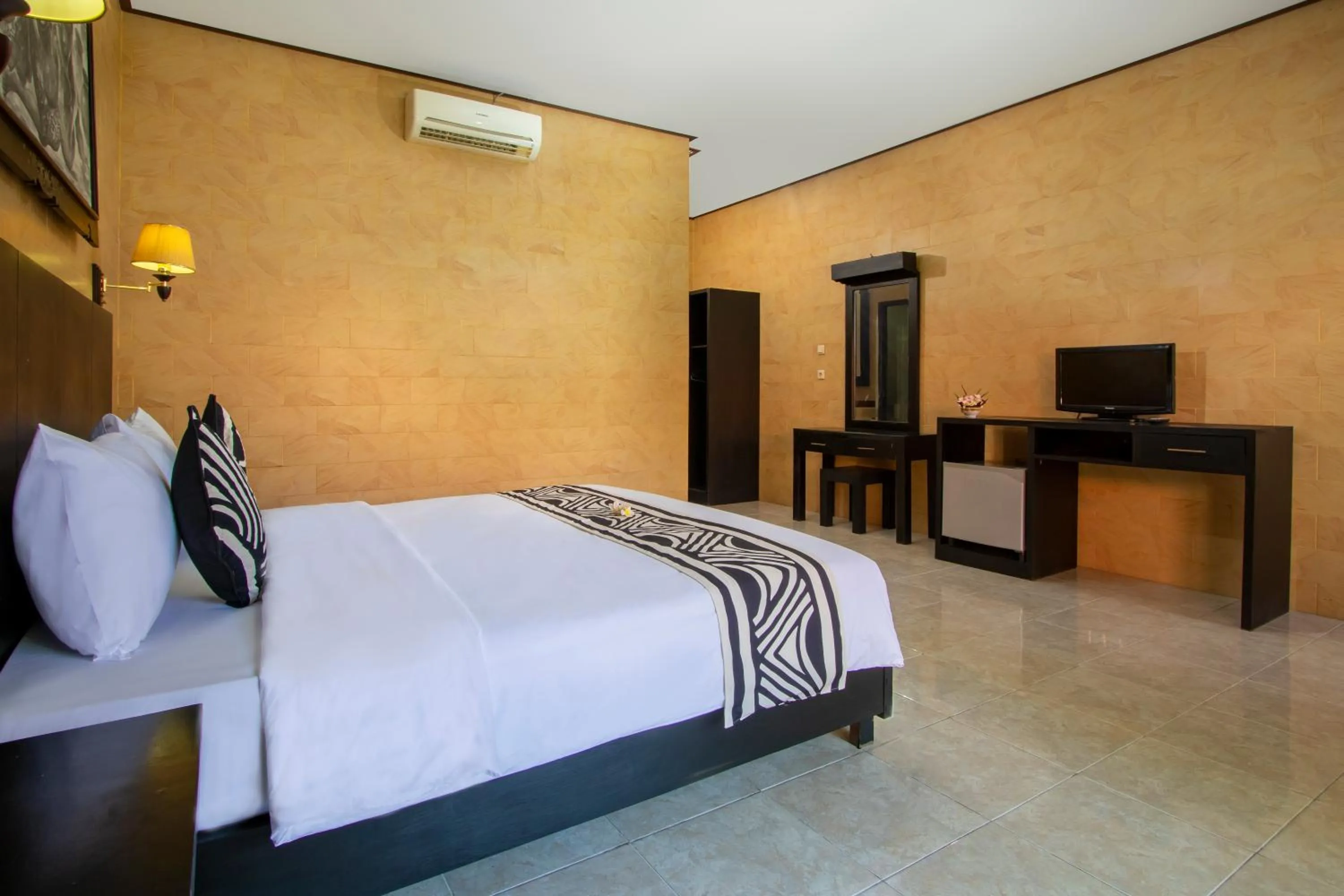 Bed in Suriwathi Hotel Legian