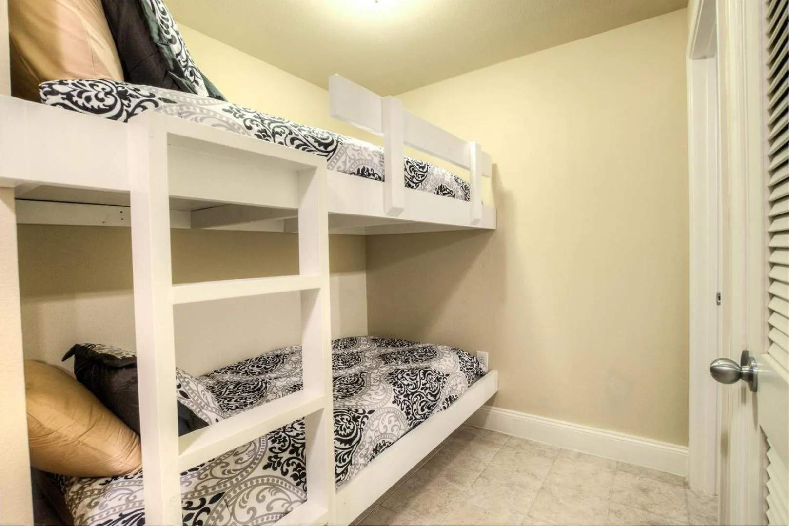 Bed in Laketown Wharf 1035 By Aneliya