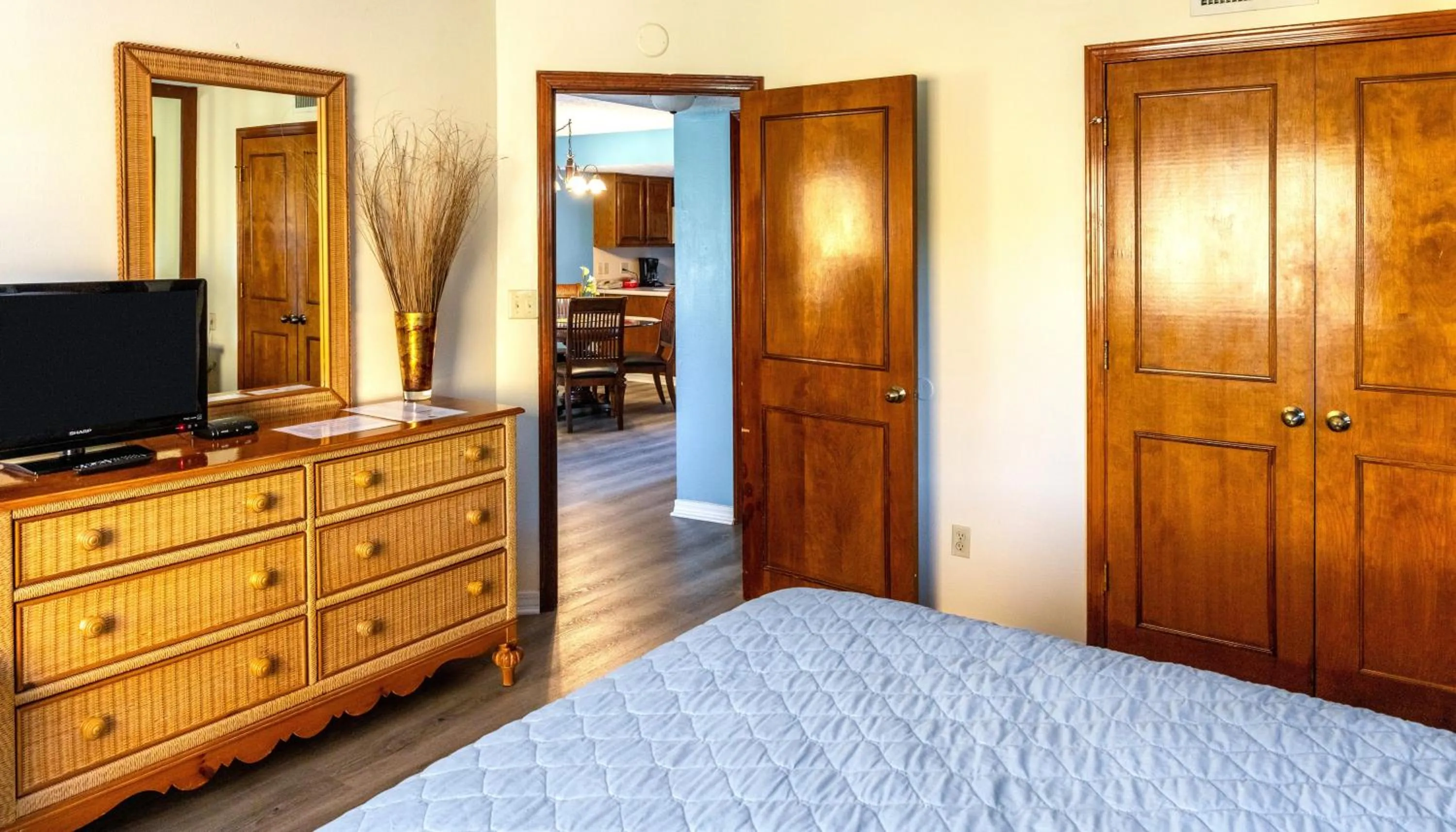 Bed in Royal Holiday Beach Resort