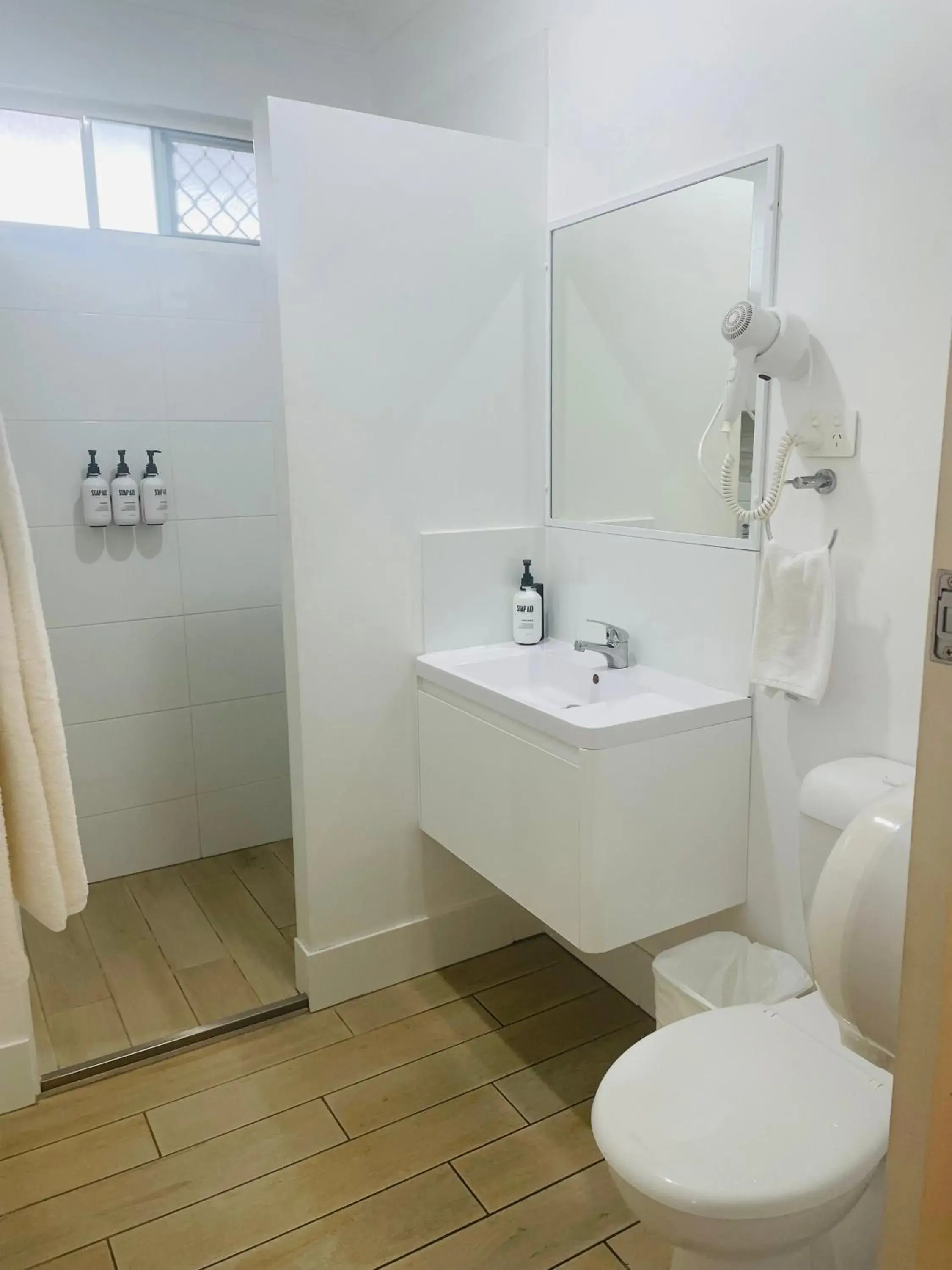 Superior Efficiency Triple Room - Nonsmoking in Econo Lodge Park Lane Superior Efficiency Triple Room - Nonsmoking in Econo Lodge Park Lane